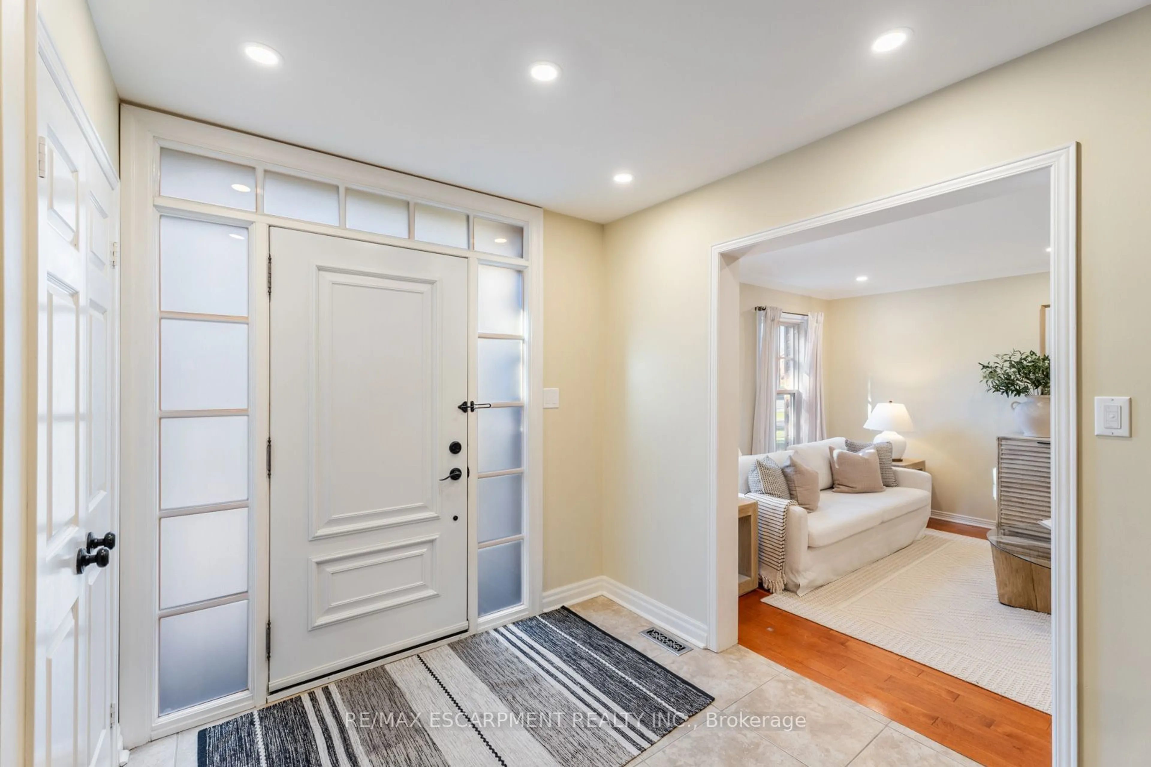 Indoor entryway, wood floors for 1275 Montrose Abbey Dr, Oakville Ontario L6M 1R8