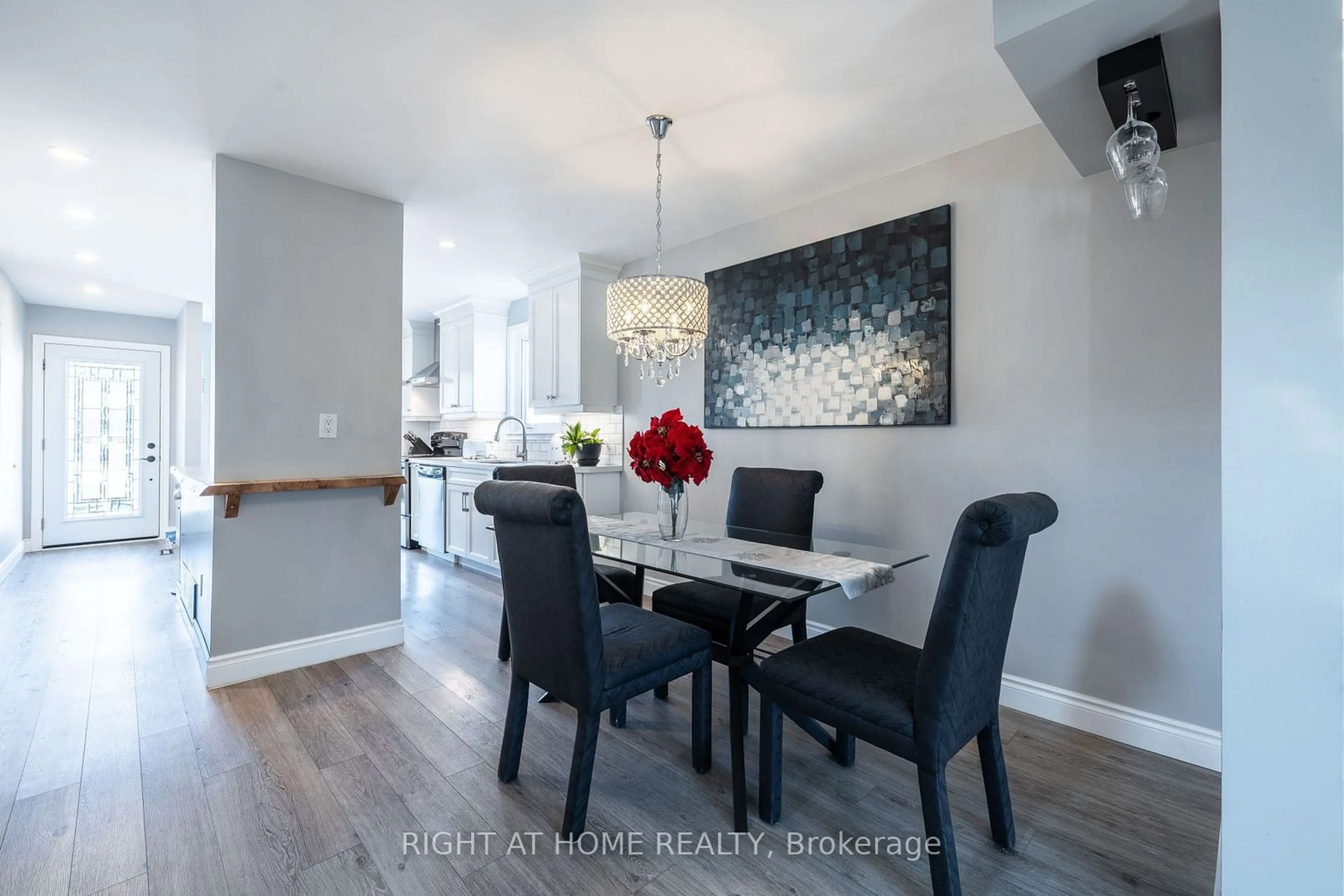 Dining room, wood floors, mountain for 3052 Flanagan Crt, Burlington Ontario L7M 2L9