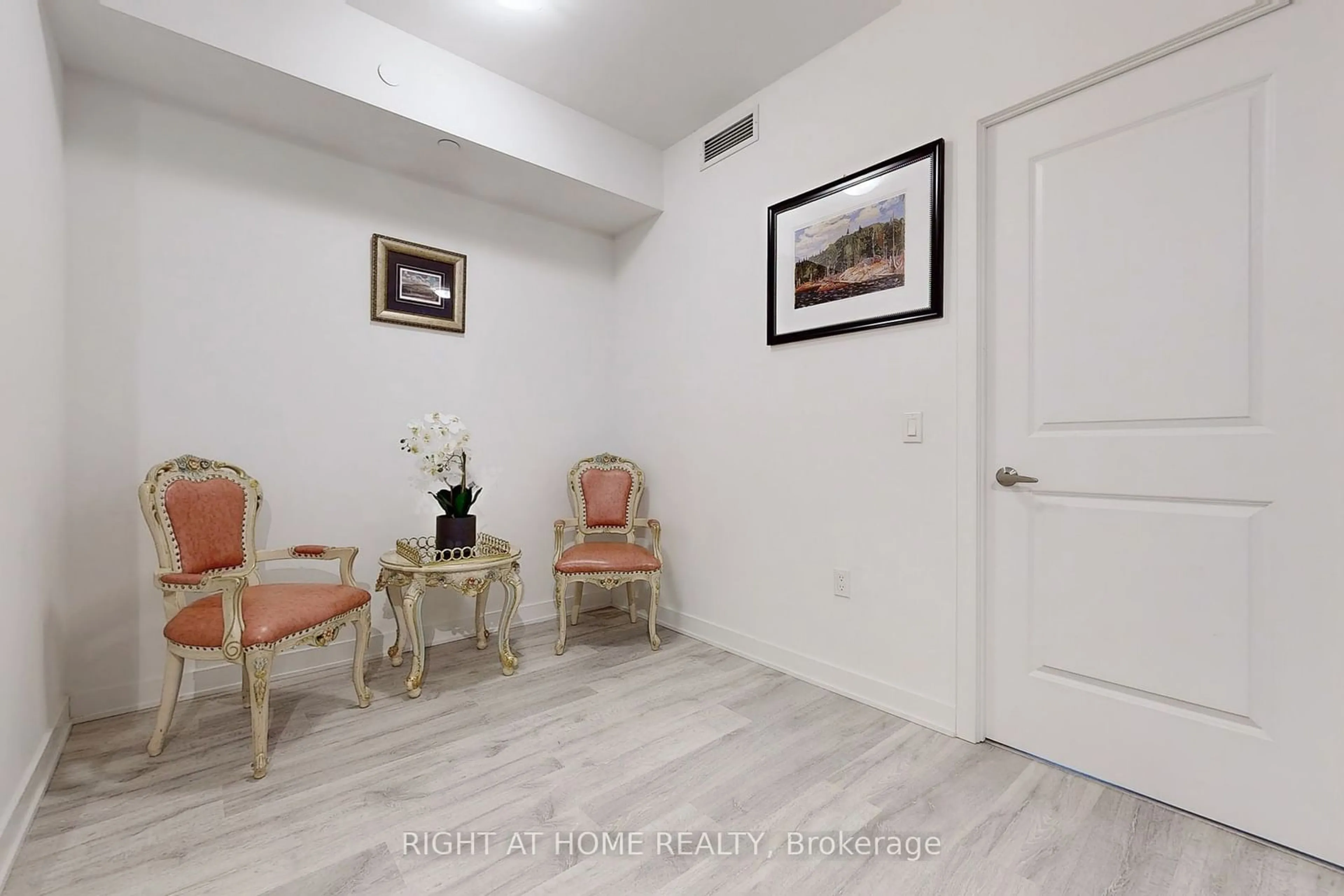 Indoor foyer, wood floors for 4675 Metcalfe Ave #810A, Mississauga Ontario L5M 0Z8