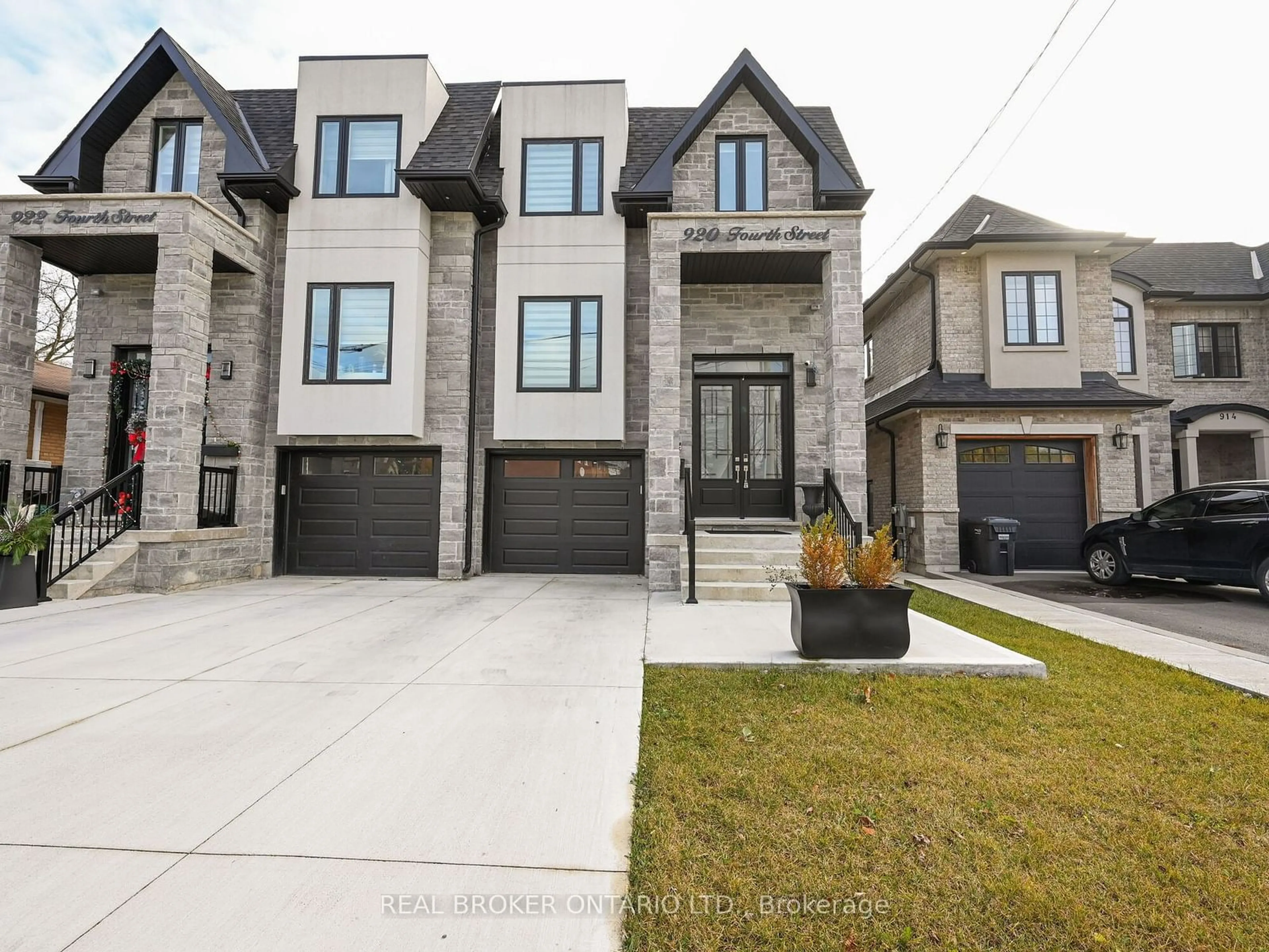 Frontside or backside of a home, the street view for 920 Fourth St, Mississauga Ontario L5E 1J6