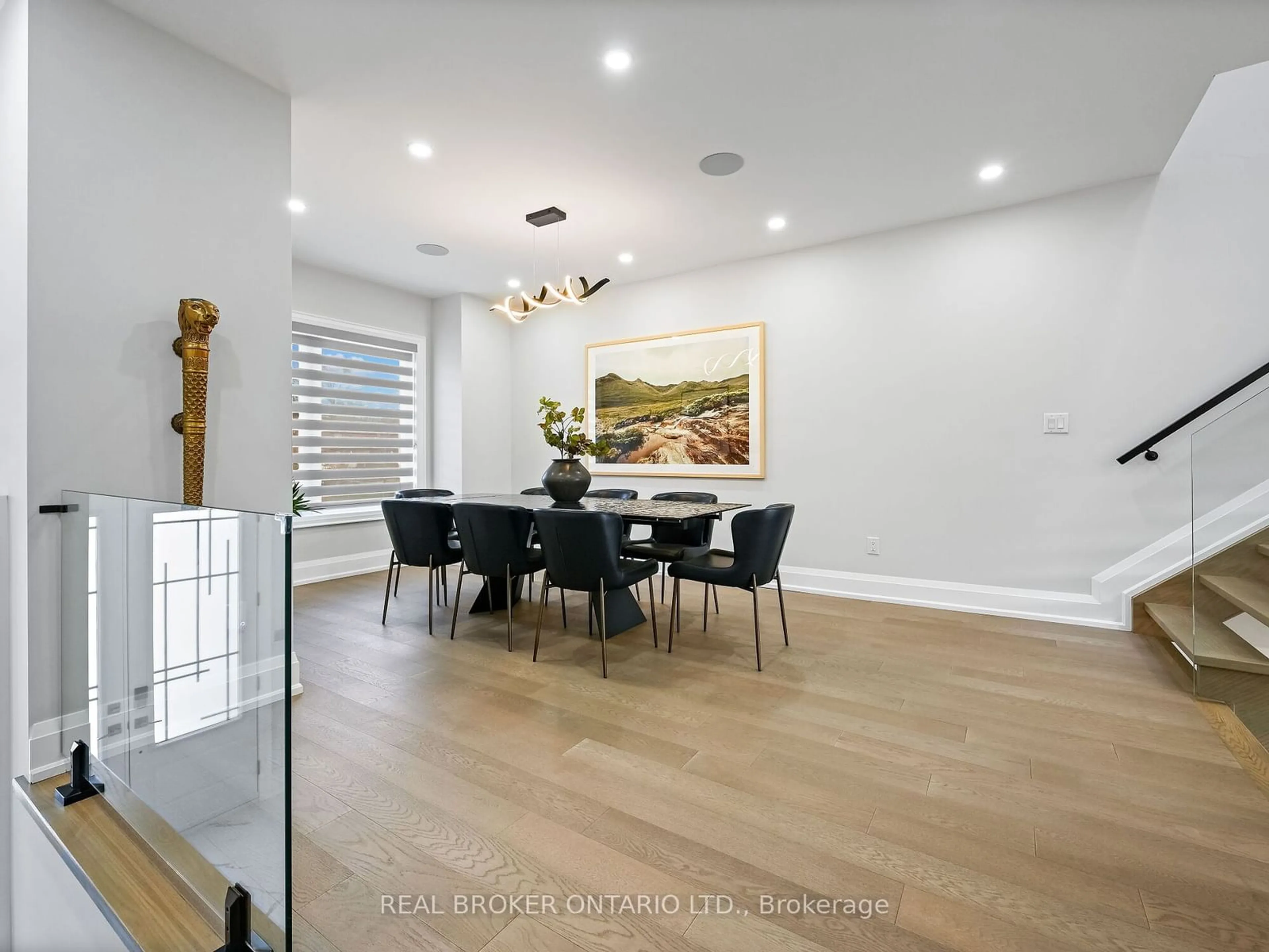 Dining room, wood floors for 920 Fourth St, Mississauga Ontario L5E 1J6