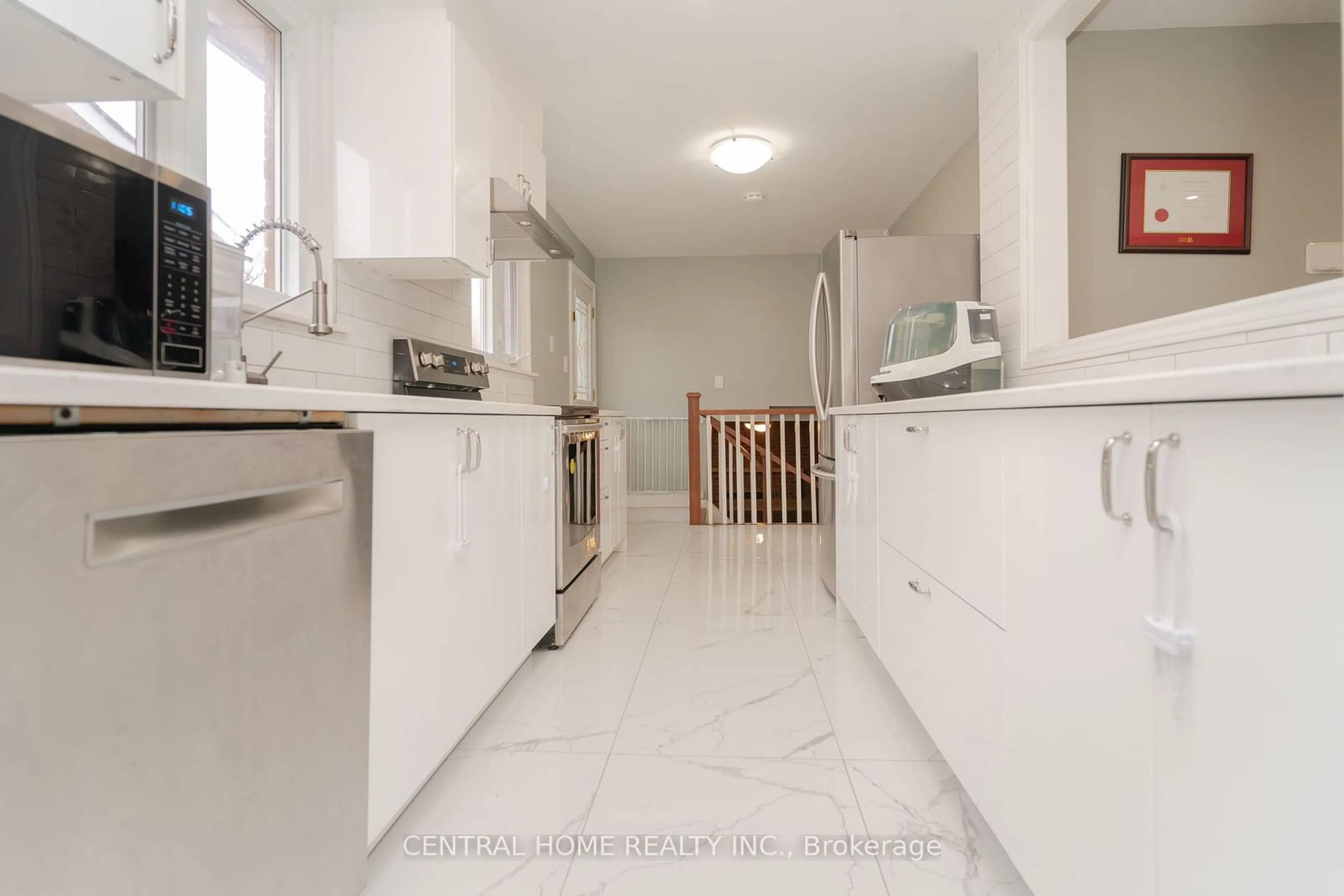 Standard kitchen, wood floors, cottage for 2690 Constable Rd, Mississauga Ontario L5J 1W4