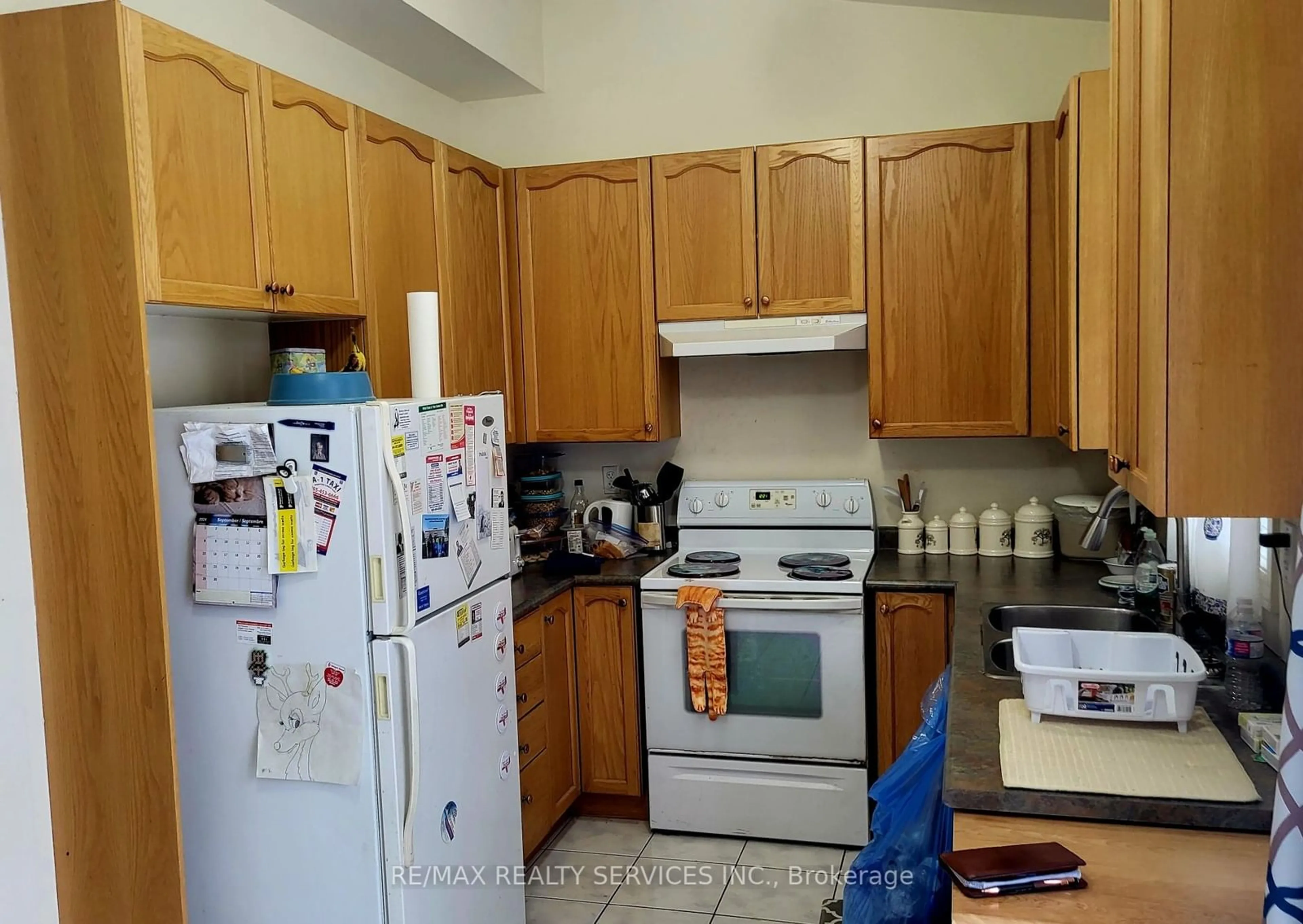 Standard kitchen, wood floors, cottage for 64 Harbourtown Cres, Brampton Ontario L6V 4P6