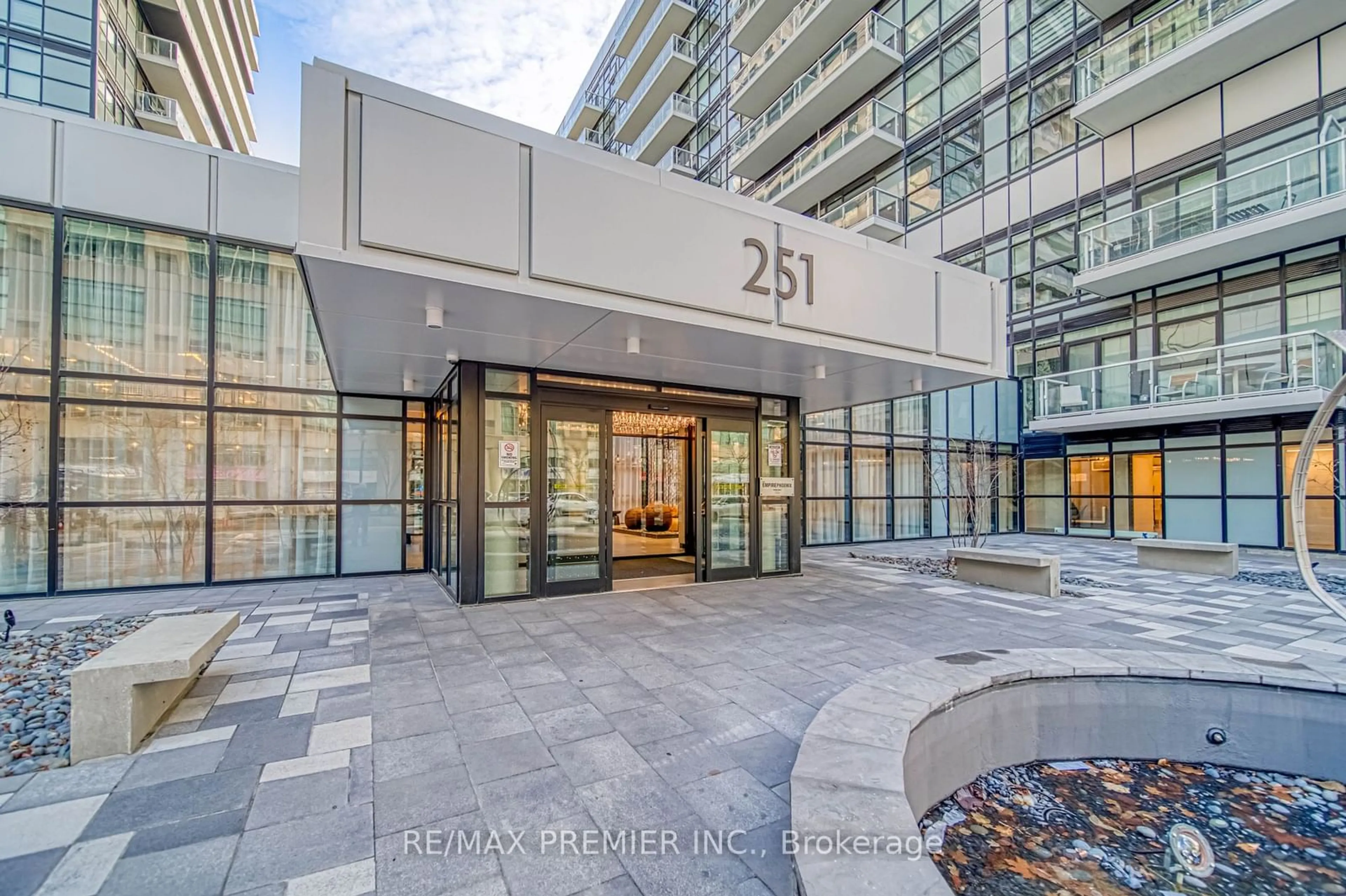 Indoor foyer for 251 Manitoba Ave #105, Toronto Ontario M8Y 4G9