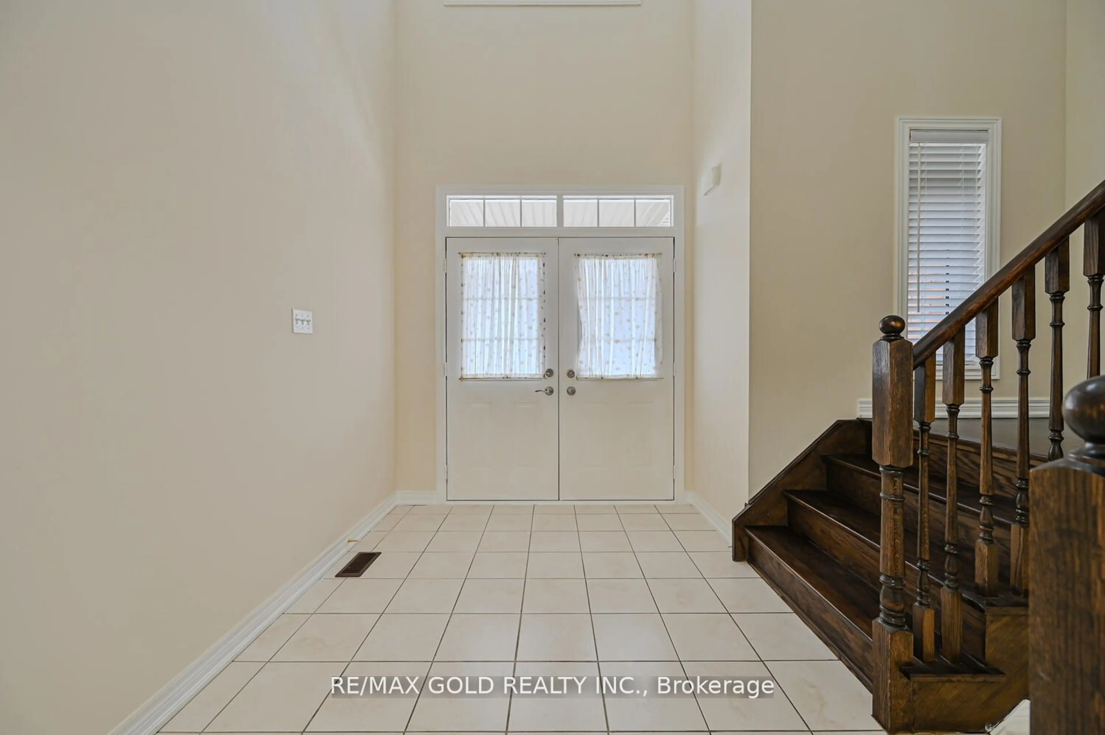 Indoor entryway, wood floors for 23 Yellow Sorrel Rd, Brampton Ontario L6R 3V7