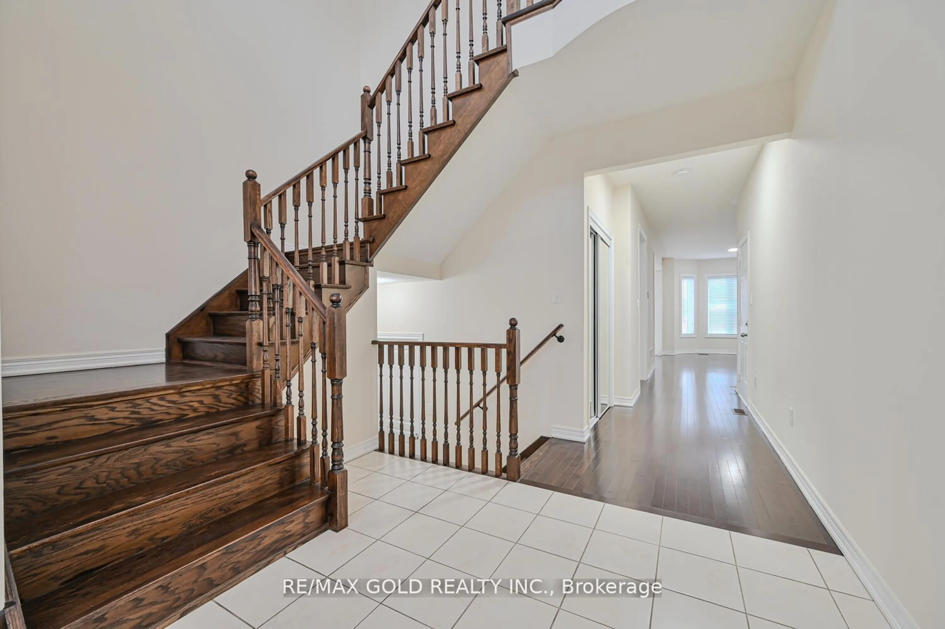 Indoor entryway, wood floors for 23 Yellow Sorrel Rd, Brampton Ontario L6R 3V7