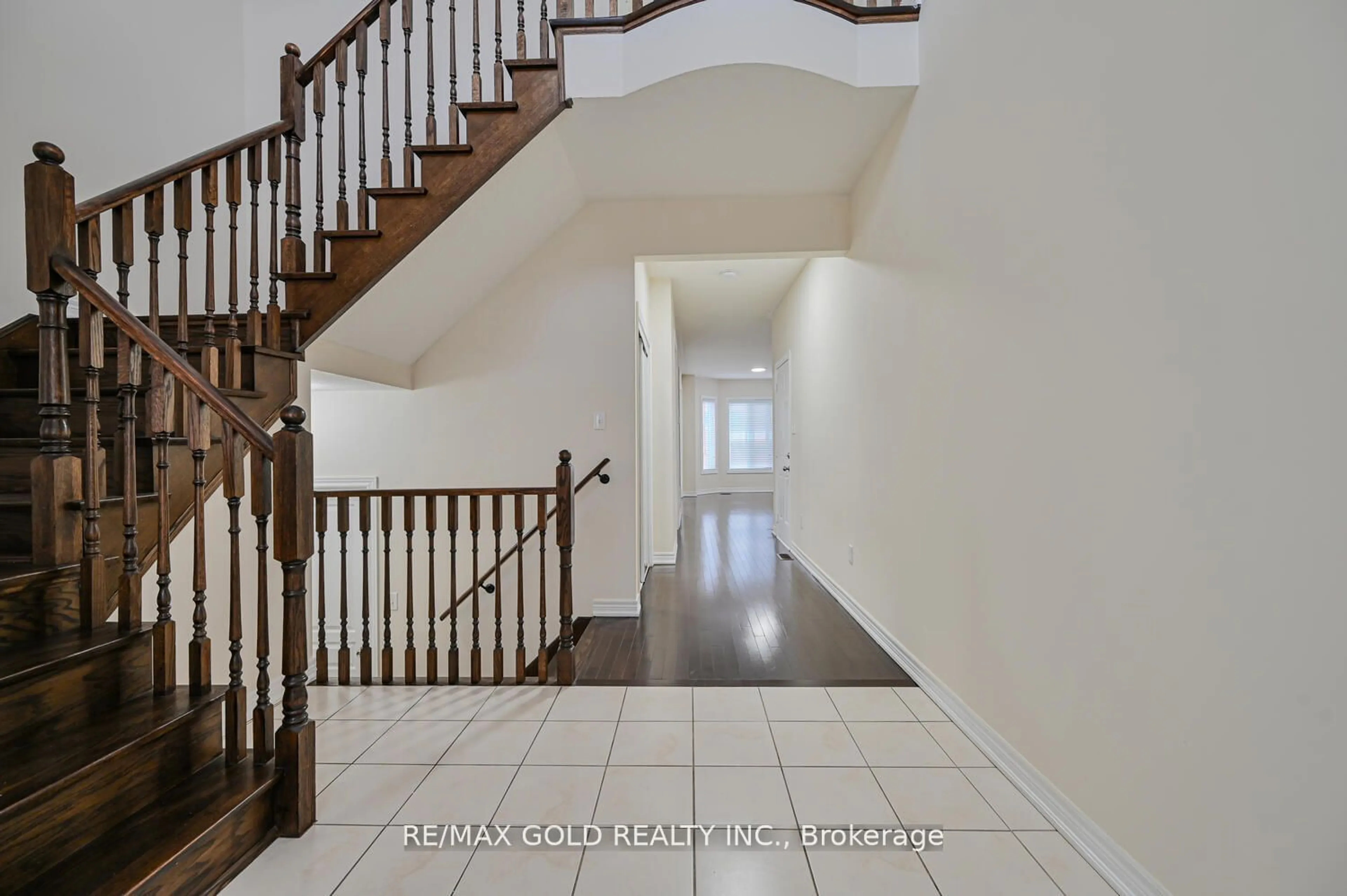 Indoor entryway, wood floors for 23 Yellow Sorrel Rd, Brampton Ontario L6R 3V7