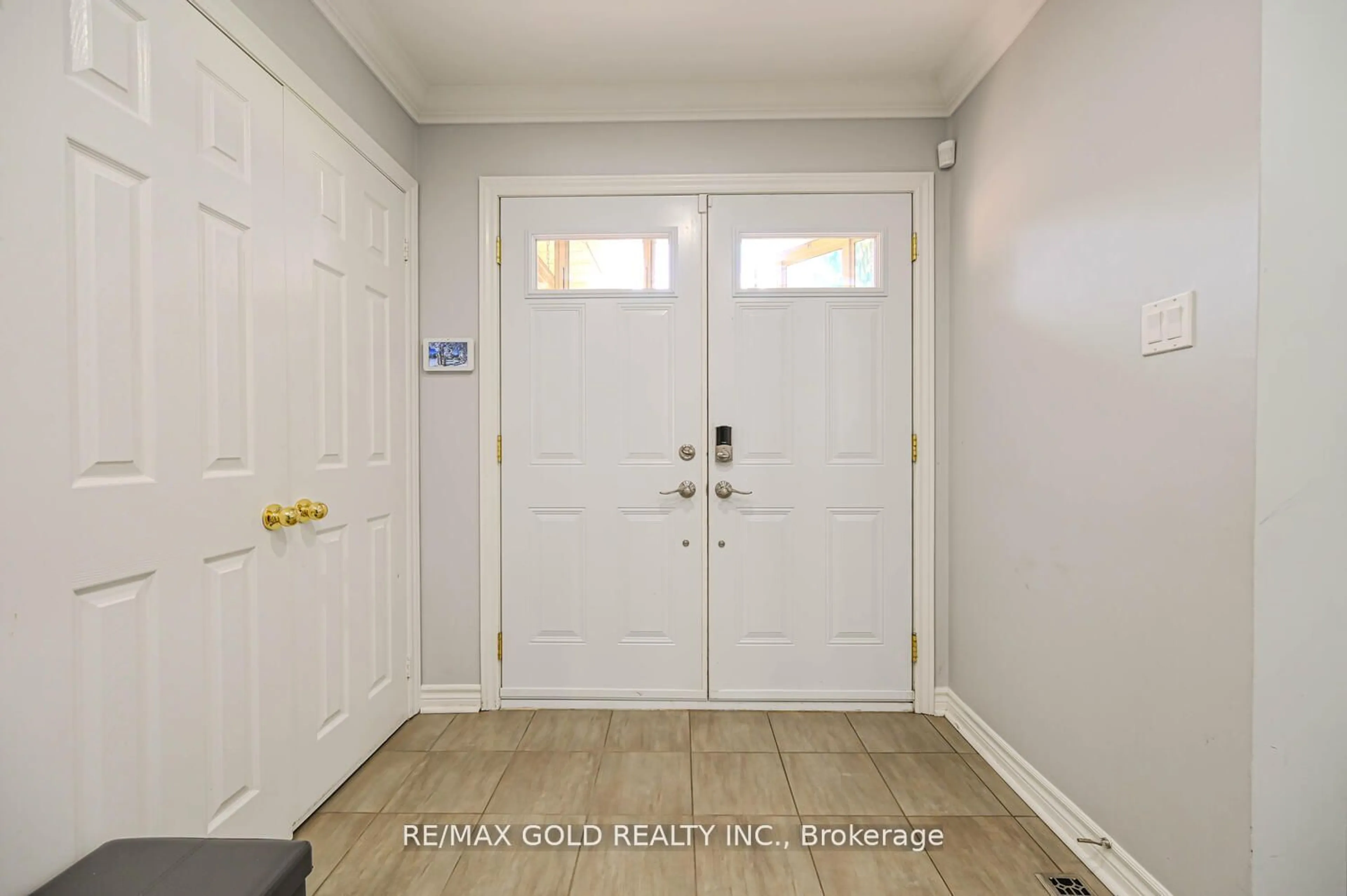 Indoor entryway, wood floors for 36 Barr Cres, Brampton Ontario L6Z 3C2