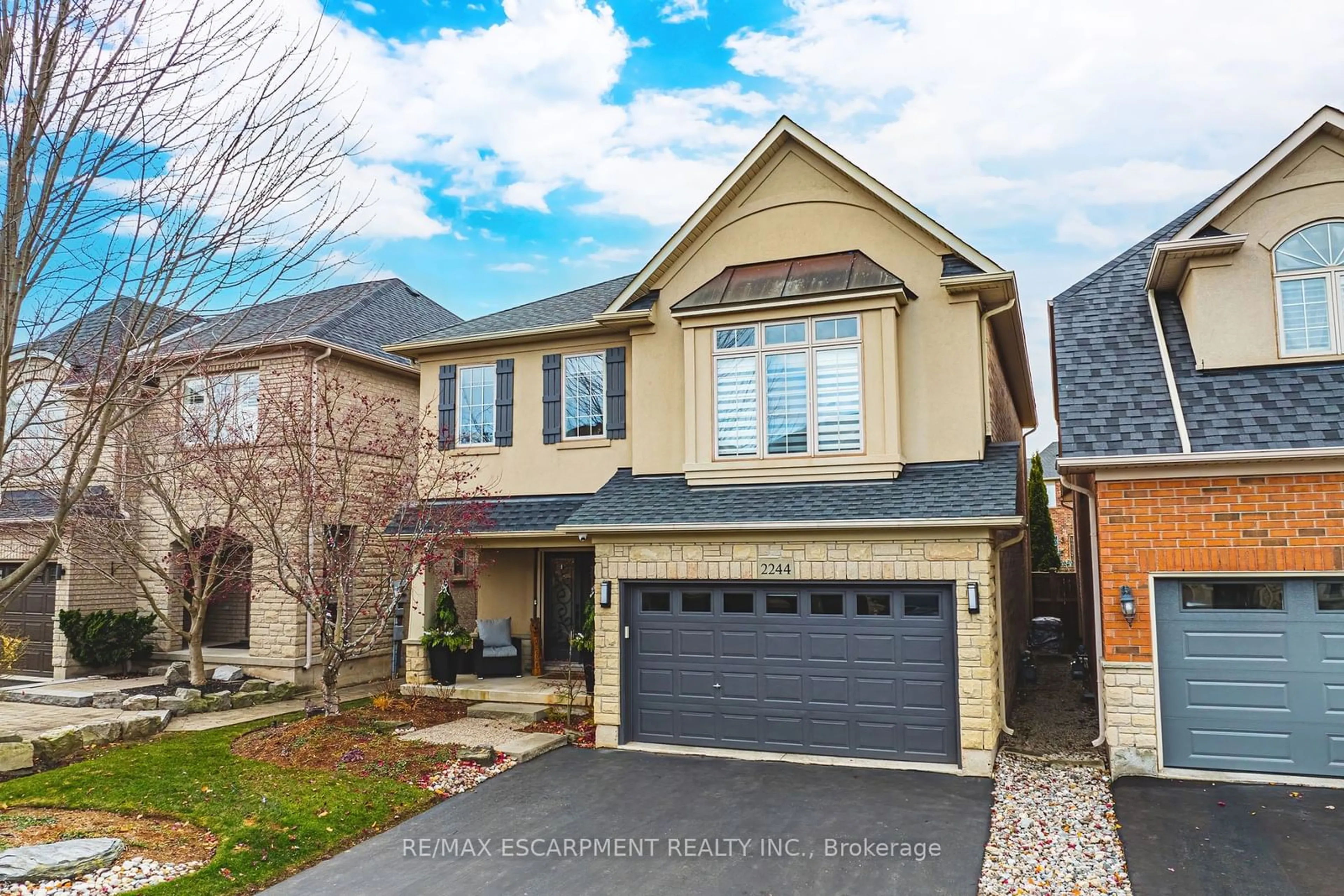 Frontside or backside of a home, cottage for 2244 Dewsbury Dr, Oakville Ontario L6M 0A6