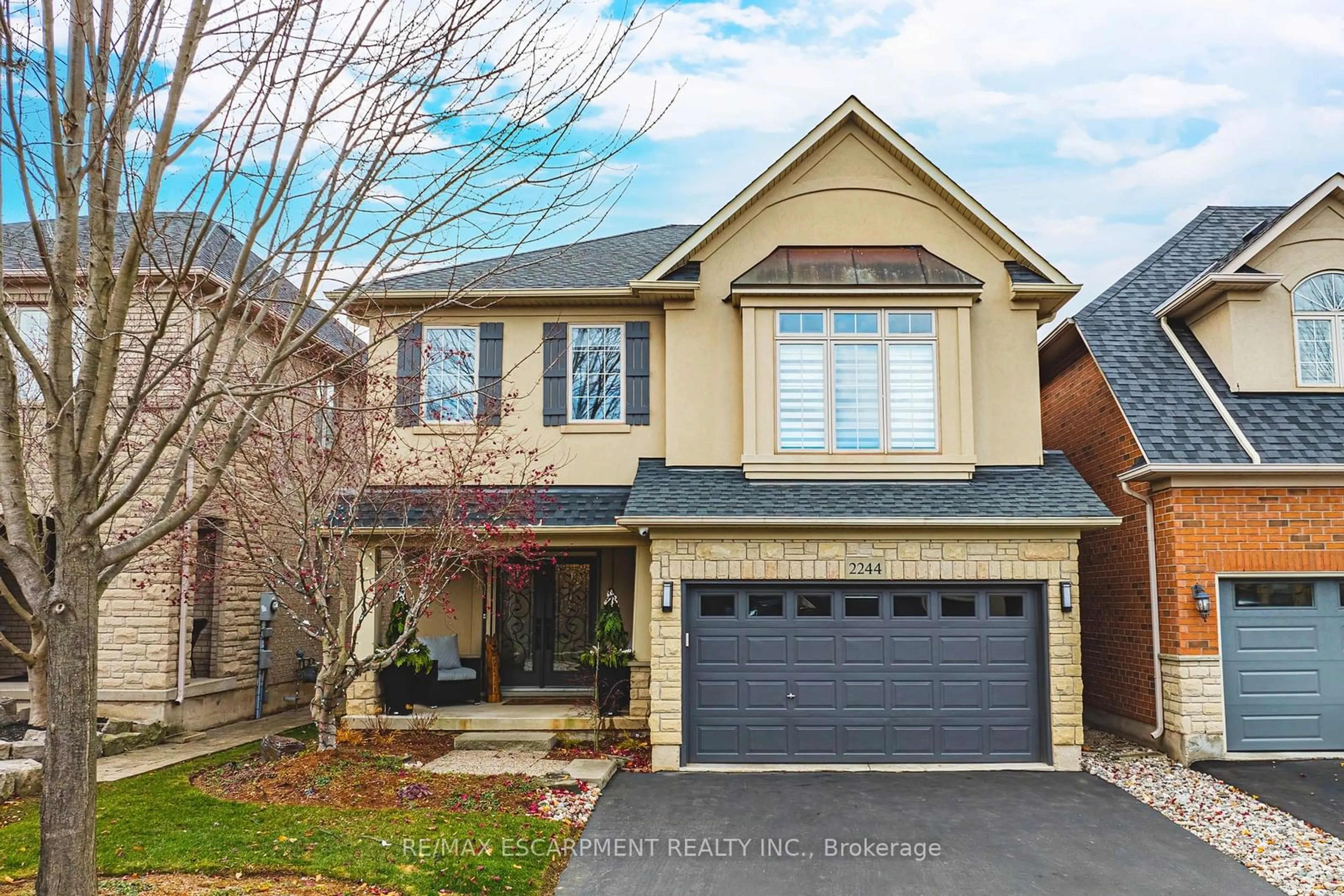 Frontside or backside of a home, cottage for 2244 Dewsbury Dr, Oakville Ontario L6M 0A6