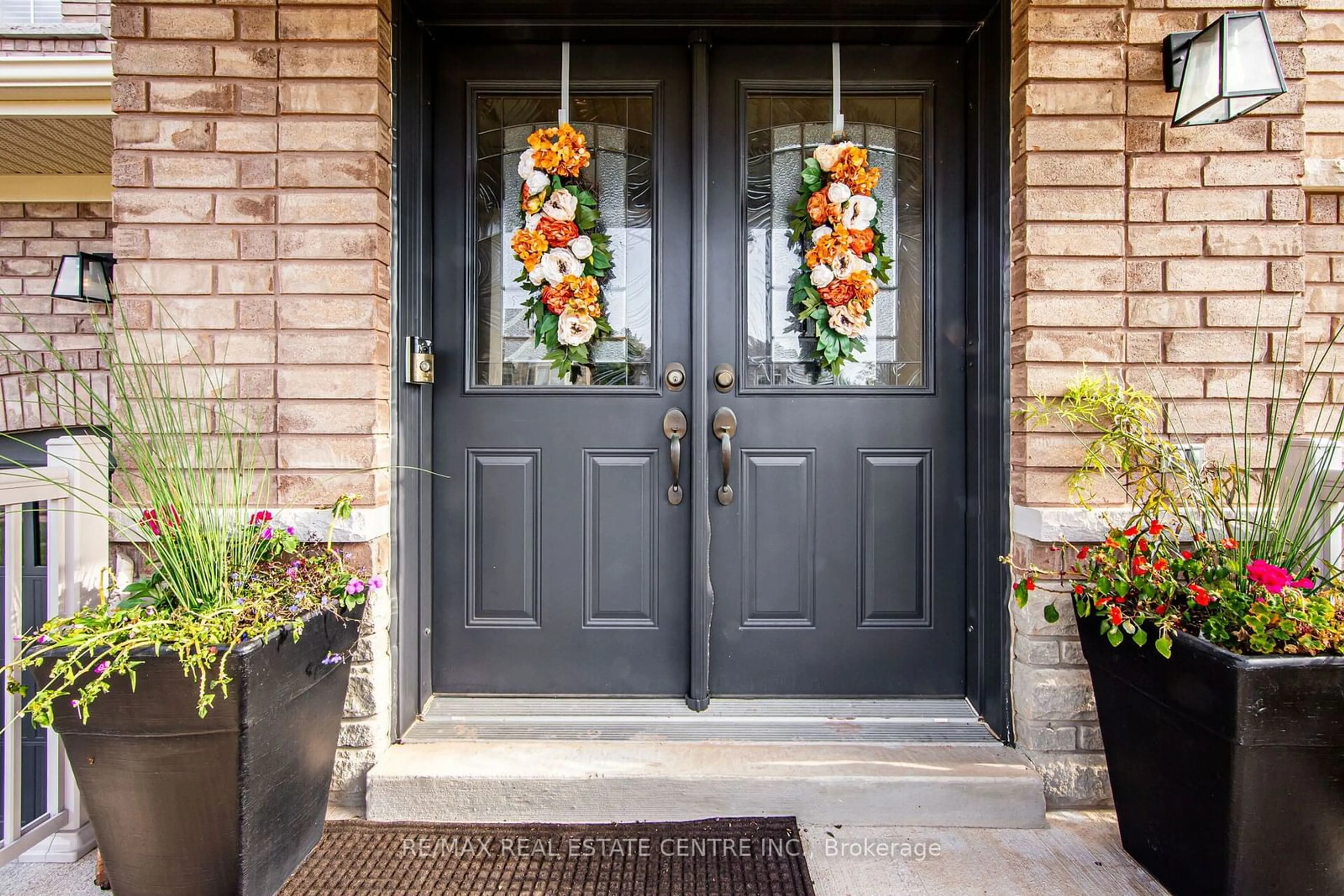 Indoor entryway, wood floors for 30 Deanston Crt, Brampton Ontario L6X 2Z7