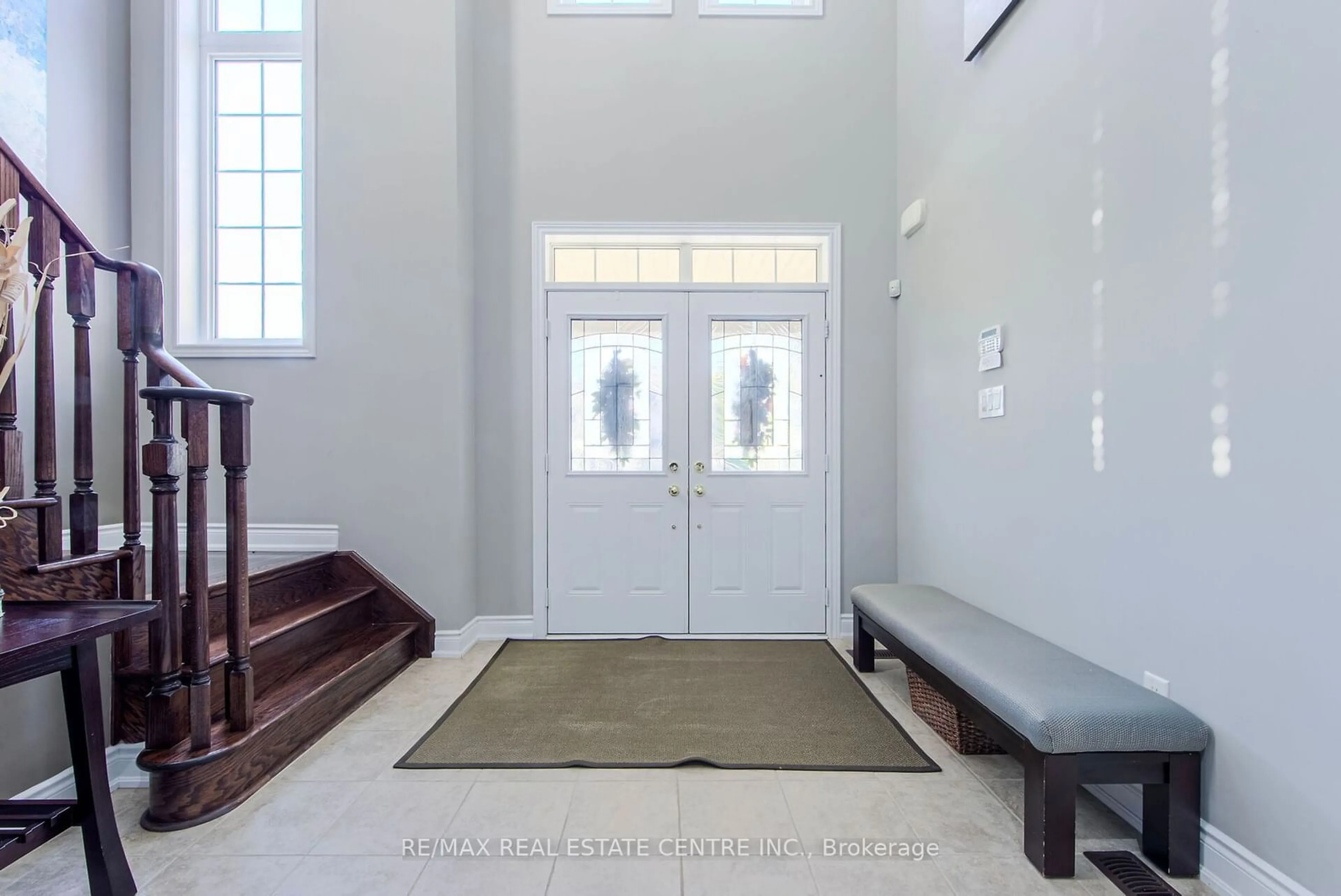 Indoor entryway, wood floors for 30 Deanston Crt, Brampton Ontario L6X 2Z7