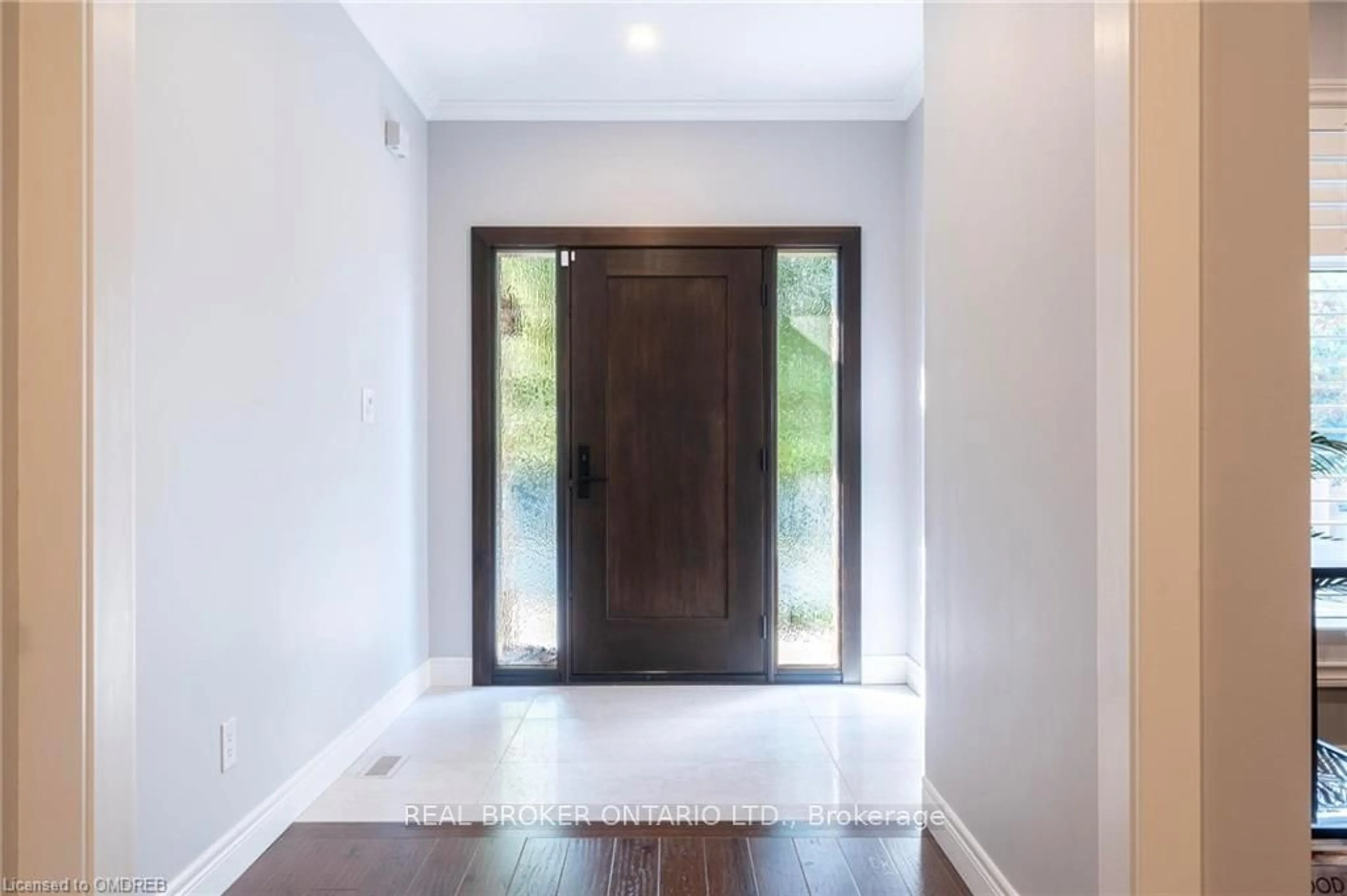 Indoor entryway, wood floors for 1621 Bayshire Dr, Oakville Ontario L6H 6E4