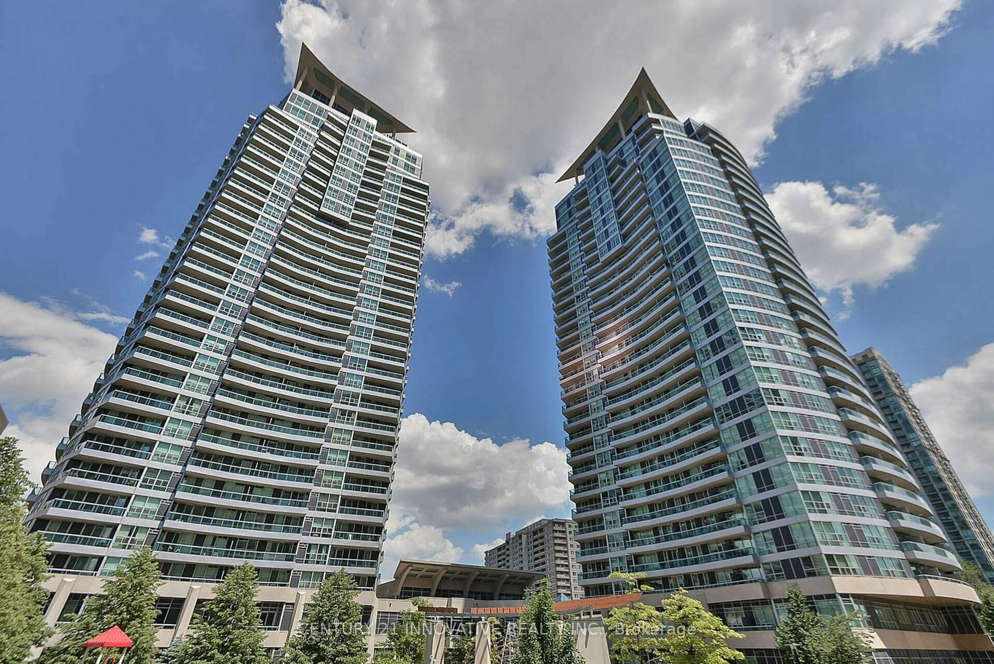 A pic from exterior of the house or condo, the street view for 33 Elm Dr #1210, Mississauga Ontario L5B 4M2