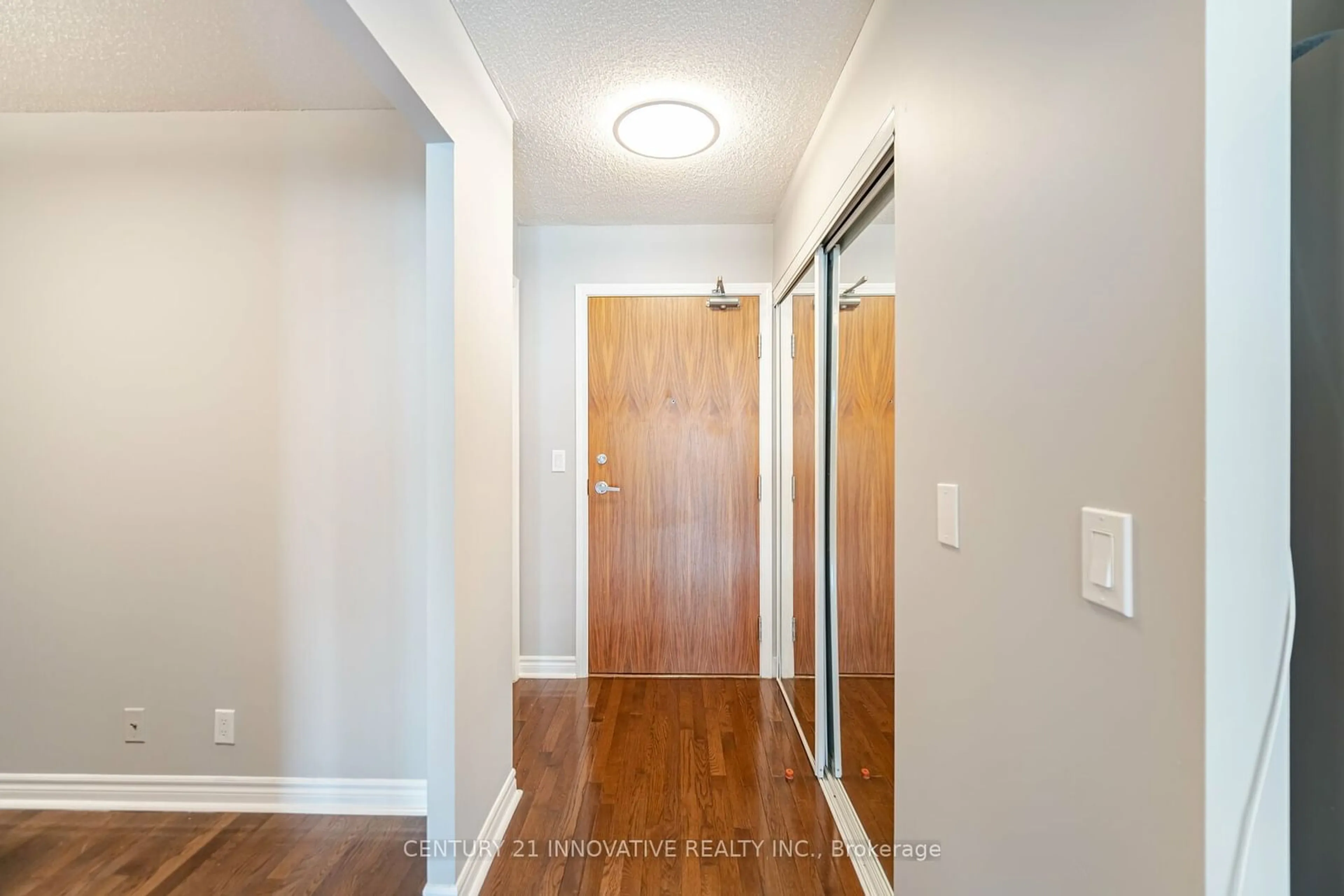 Indoor entryway, wood floors for 33 Elm Dr #1210, Mississauga Ontario L5B 4M2