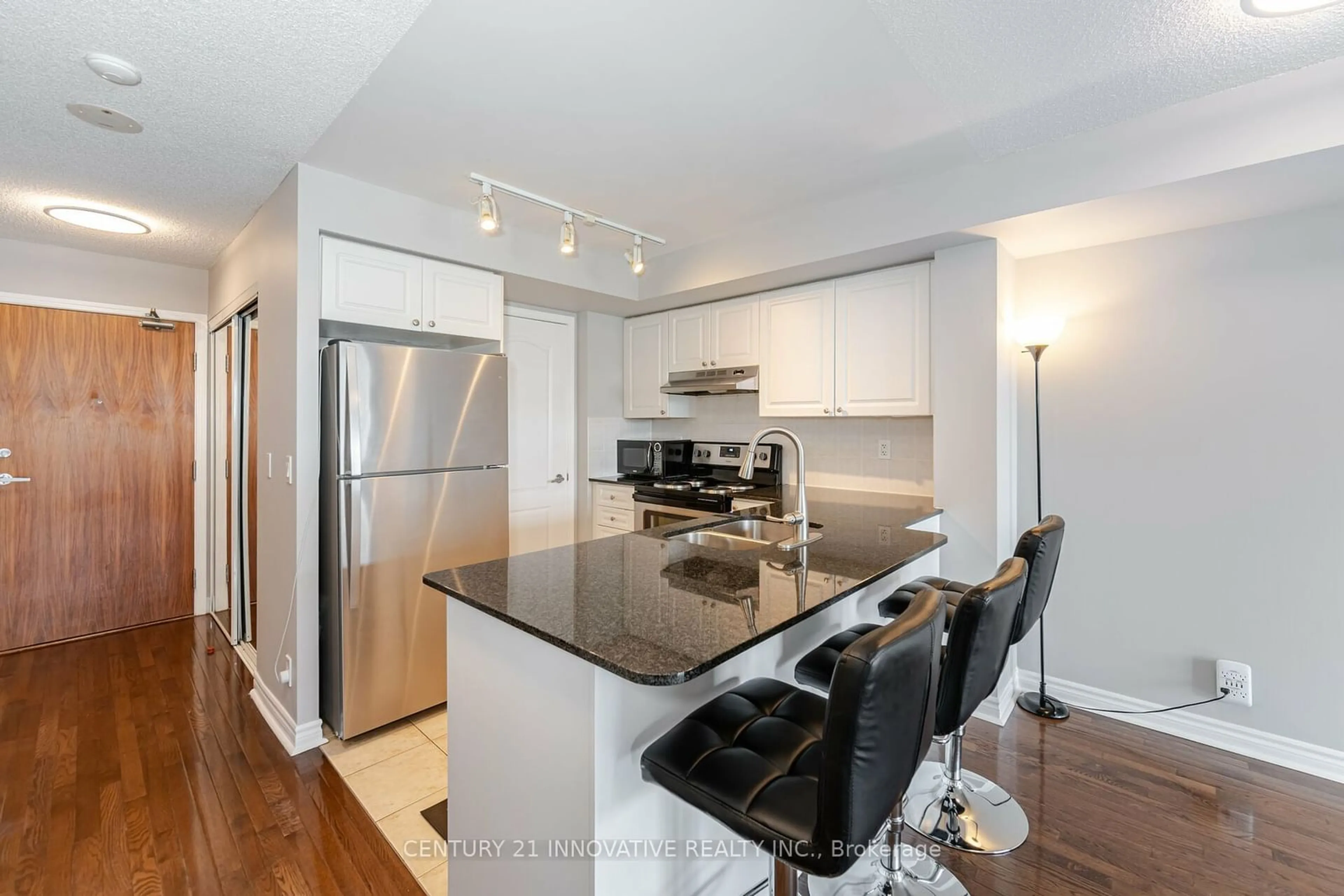 Open concept kitchen for 33 Elm Dr #1210, Mississauga Ontario L5B 4M2