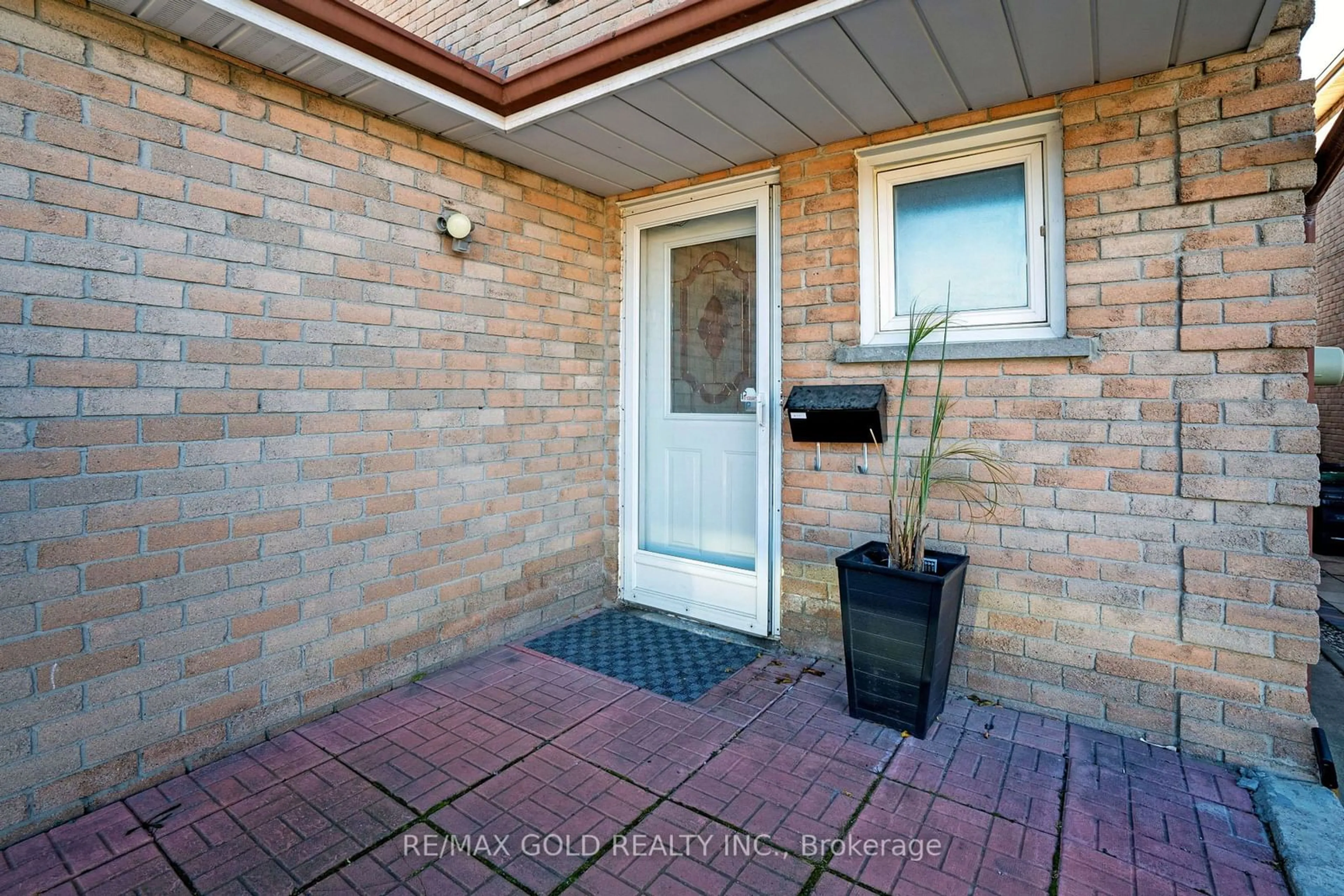 Indoor entryway, wood floors for 10 Provence Tr, Toronto Ontario M9V 5B7