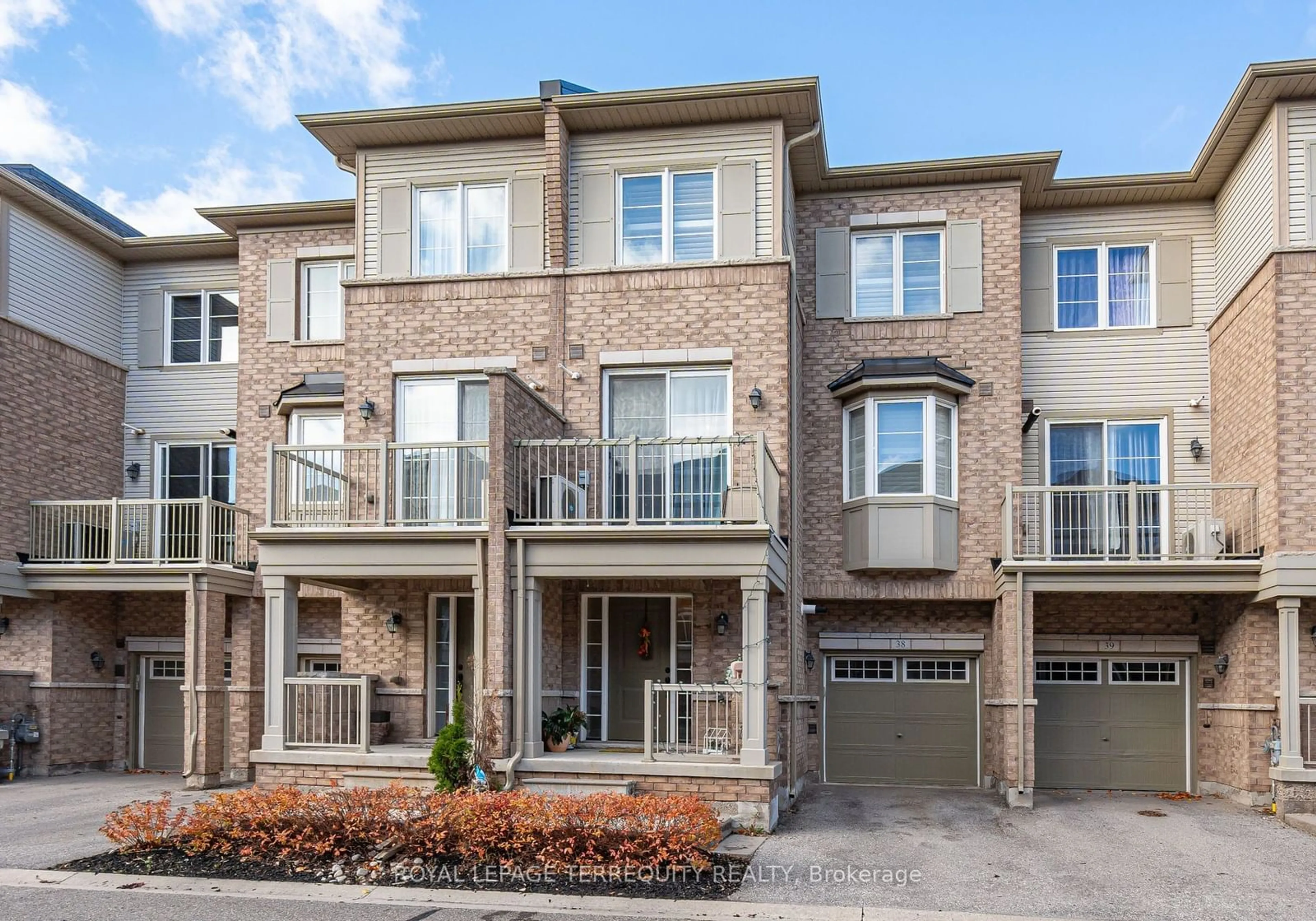 A pic from exterior of the house or condo, the street view for 165 Hampshire Way #38, Milton Ontario L9T 8M7