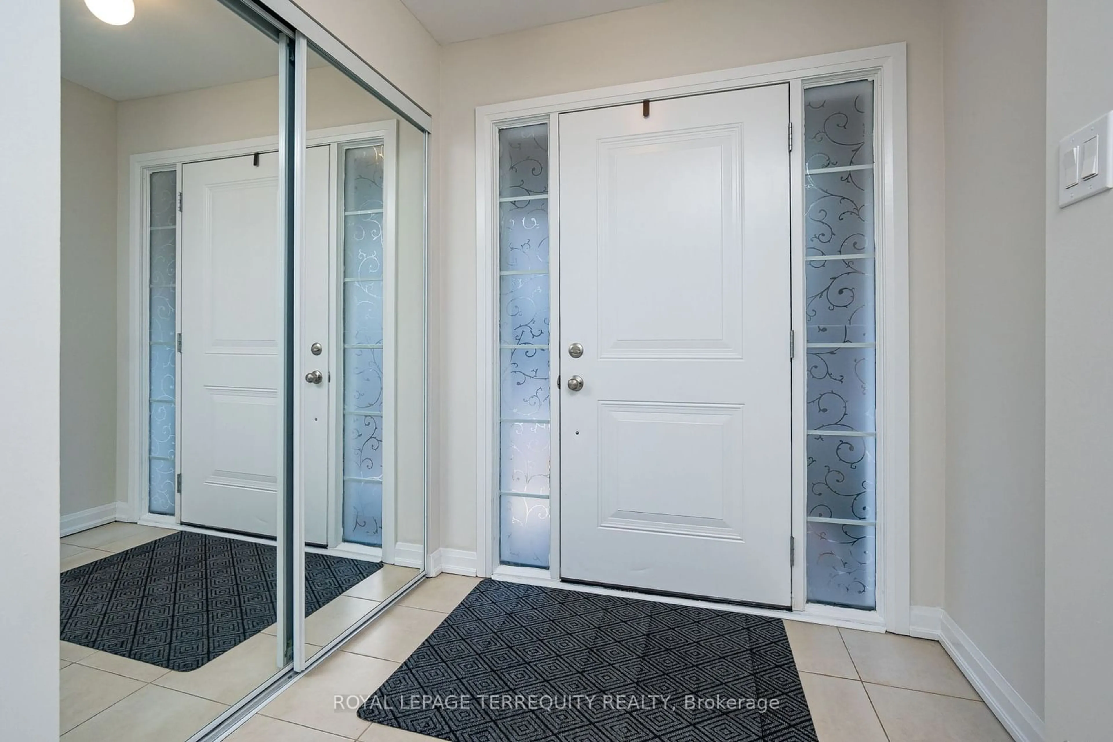 Indoor entryway, ceramic floors for 165 Hampshire Way #38, Milton Ontario L9T 8M7