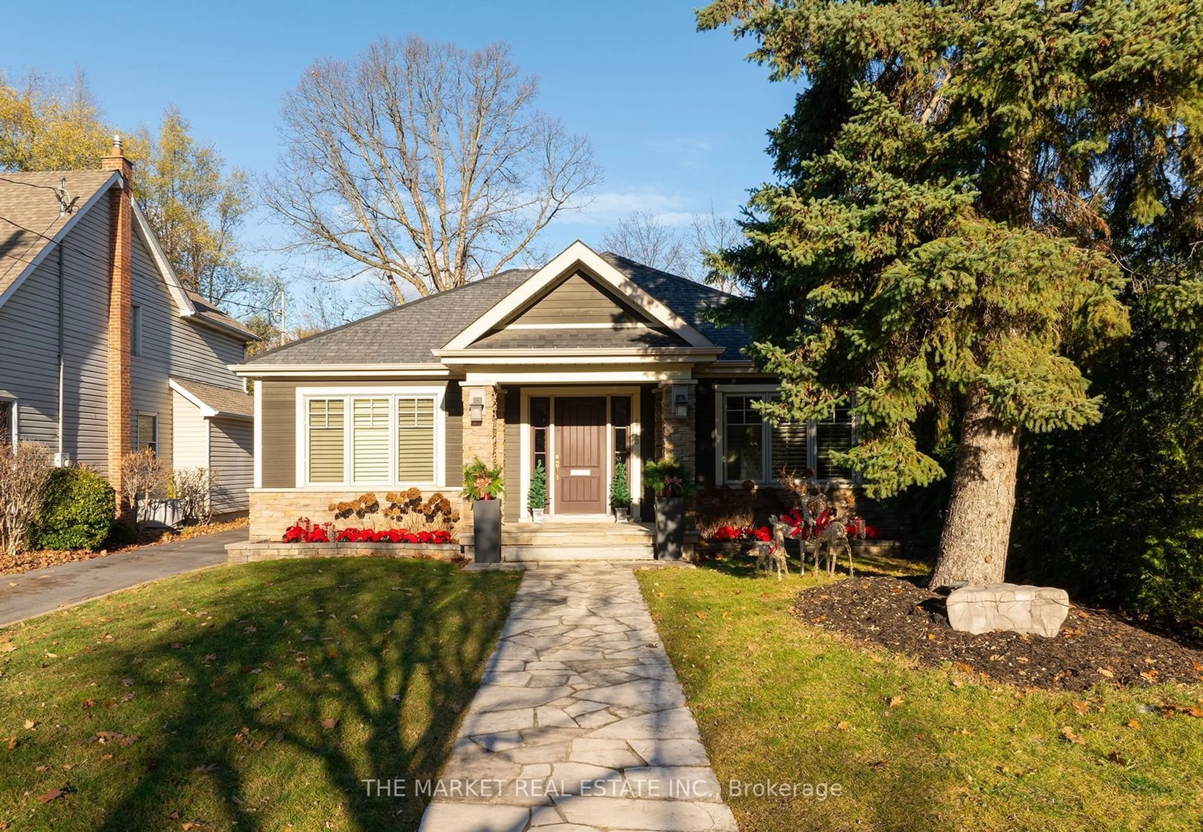 Frontside or backside of a home, cottage for 415 Queen Mary Dr, Oakville Ontario L6K 3M2