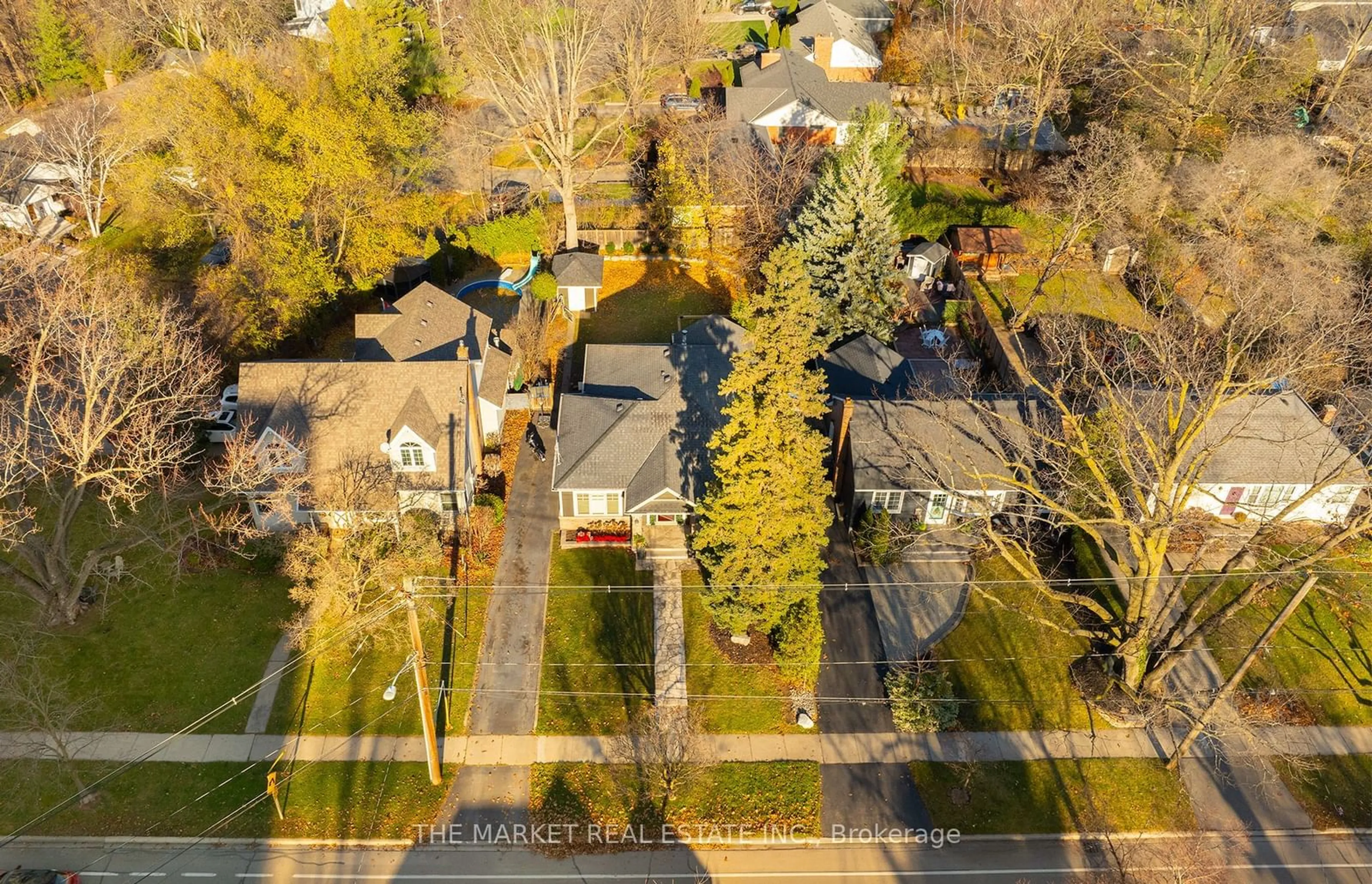 Frontside or backside of a home, the street view for 415 Queen Mary Dr, Oakville Ontario L6K 3M2