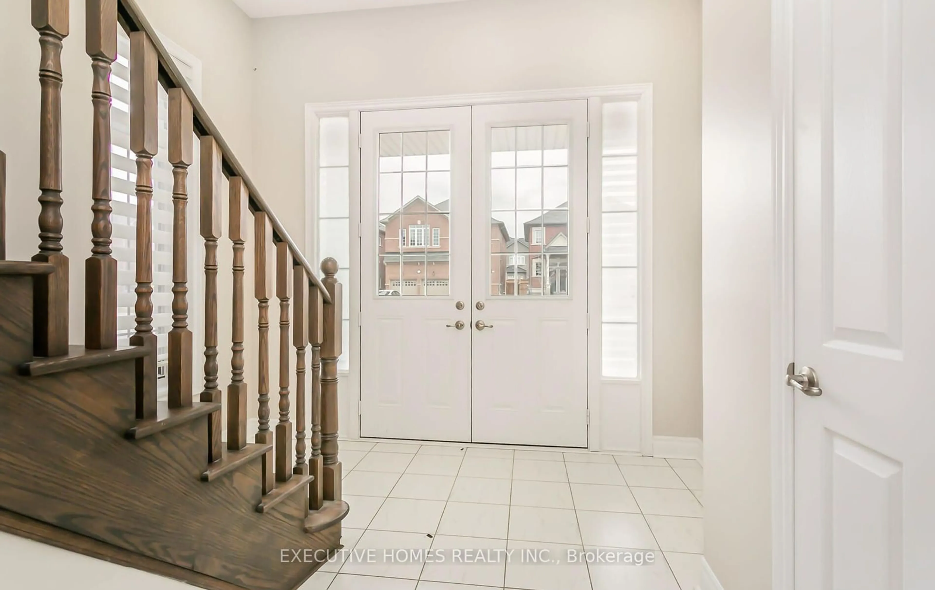 Indoor entryway, wood floors for 15246 Danby Rd, Halton Hills Ontario L7G 0M5