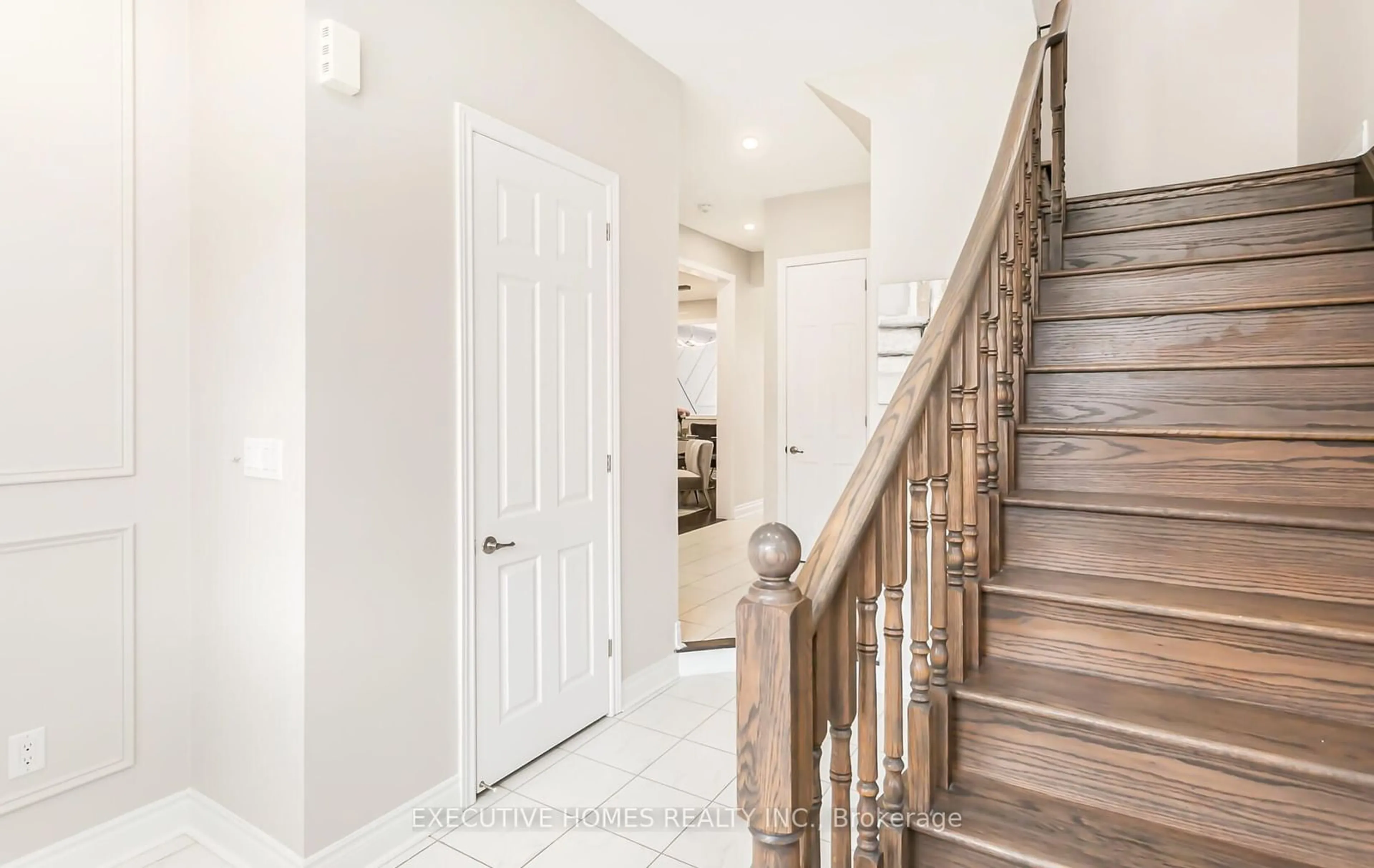 Indoor entryway, wood floors for 15246 Danby Rd, Halton Hills Ontario L7G 0M5