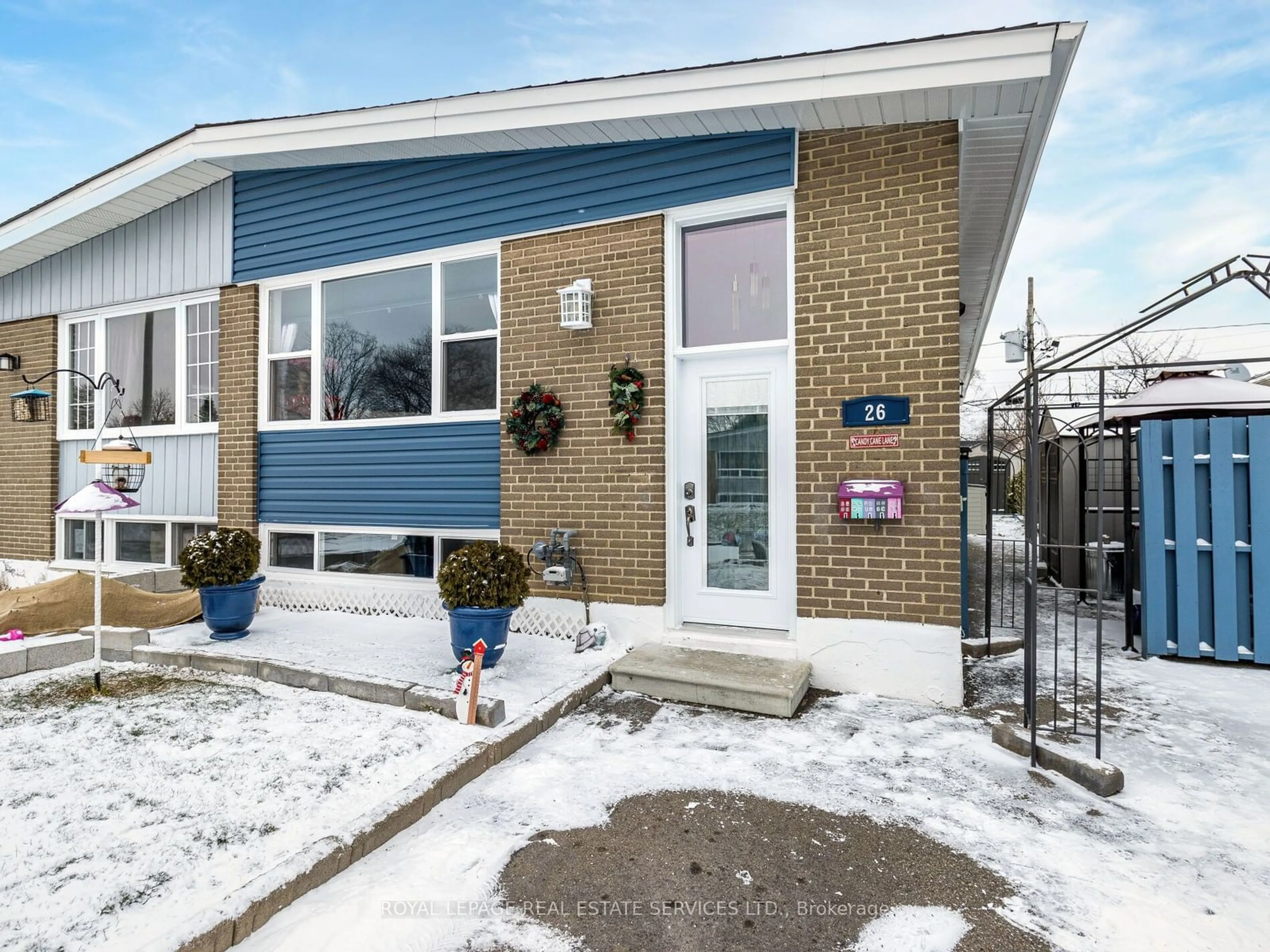 A pic from exterior of the house or condo, the front or back of building for 26 Langwith Crt, Brampton Ontario L6Y 1Z8