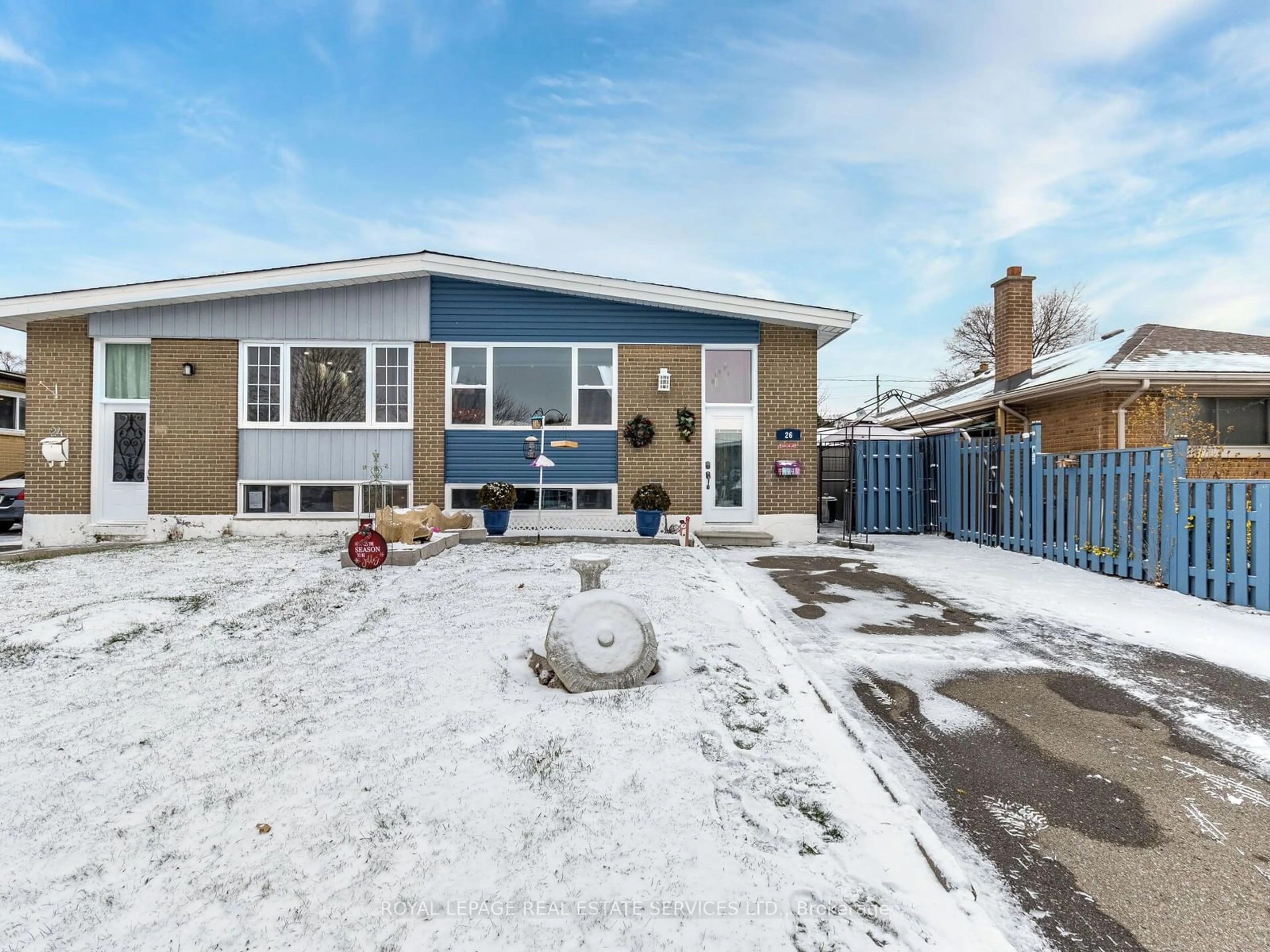 A pic from exterior of the house or condo, the front or back of building for 26 Langwith Crt, Brampton Ontario L6Y 1Z8