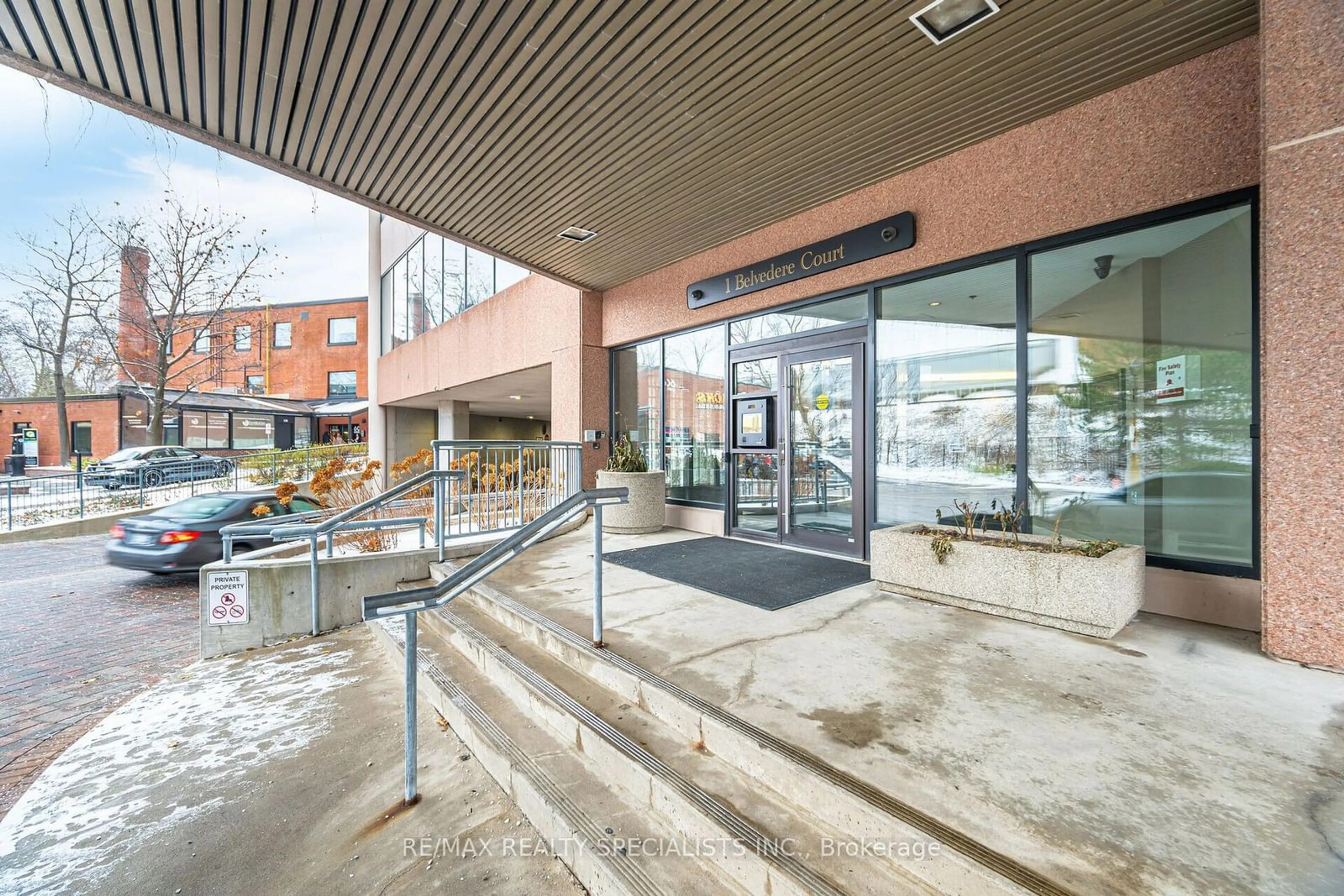 Indoor foyer, ceramic floors for 1 Belvedere Crt #909, Brampton Ontario L6V 4M6