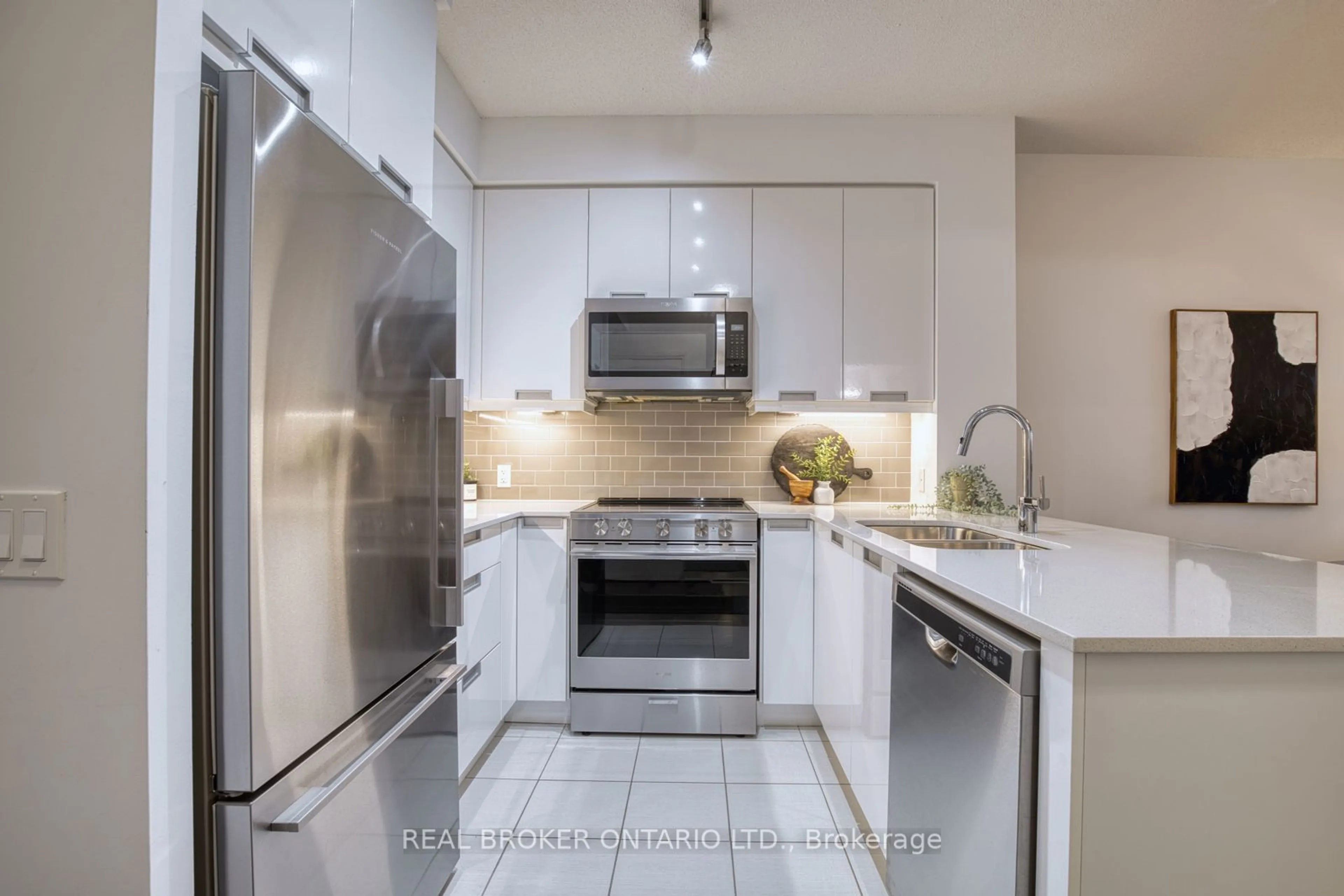 Standard kitchen for 65 Watergarden Dr #1007, Mississauga Ontario L5R 0G9