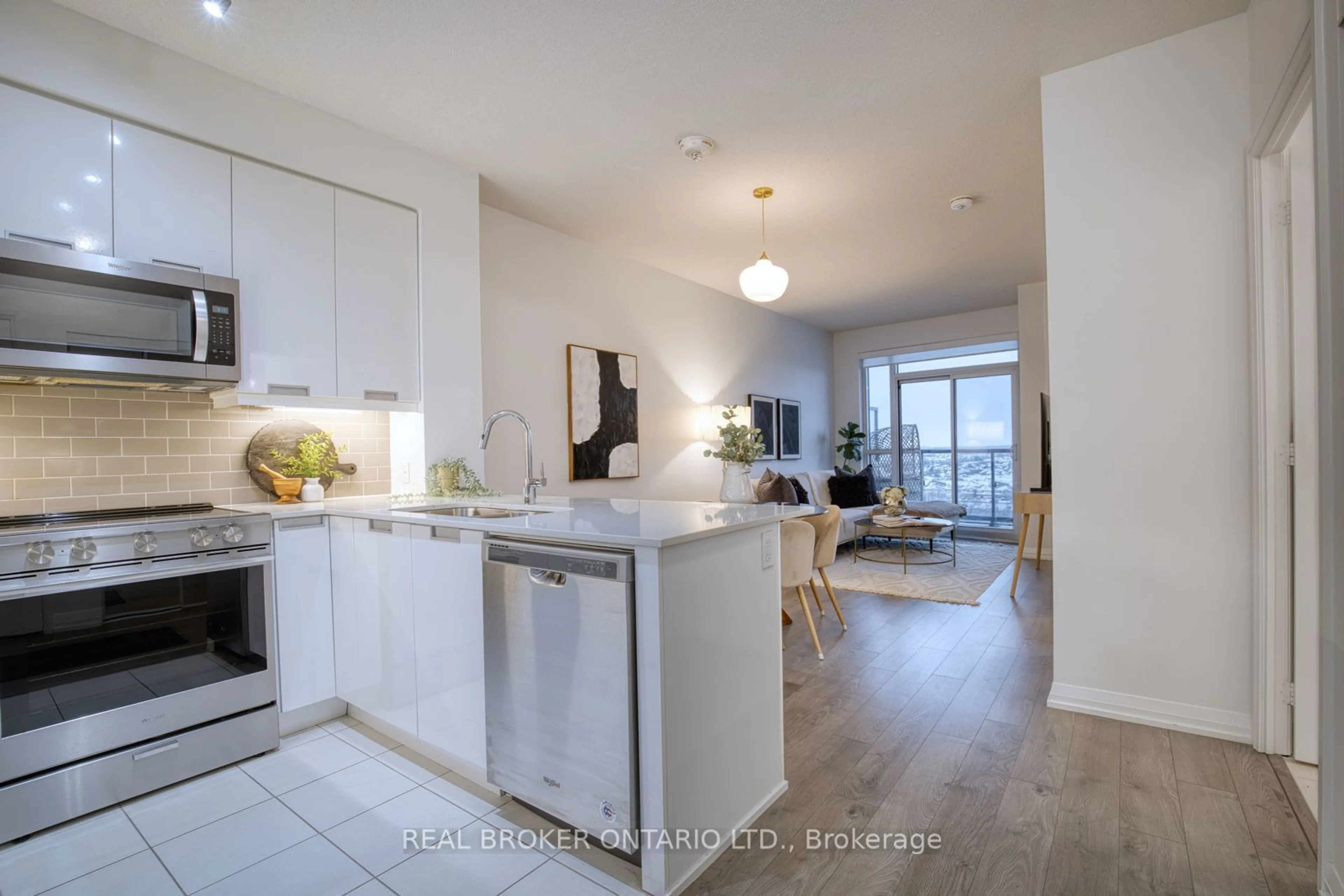 Open concept kitchen for 65 Watergarden Dr #1007, Mississauga Ontario L5R 0G9