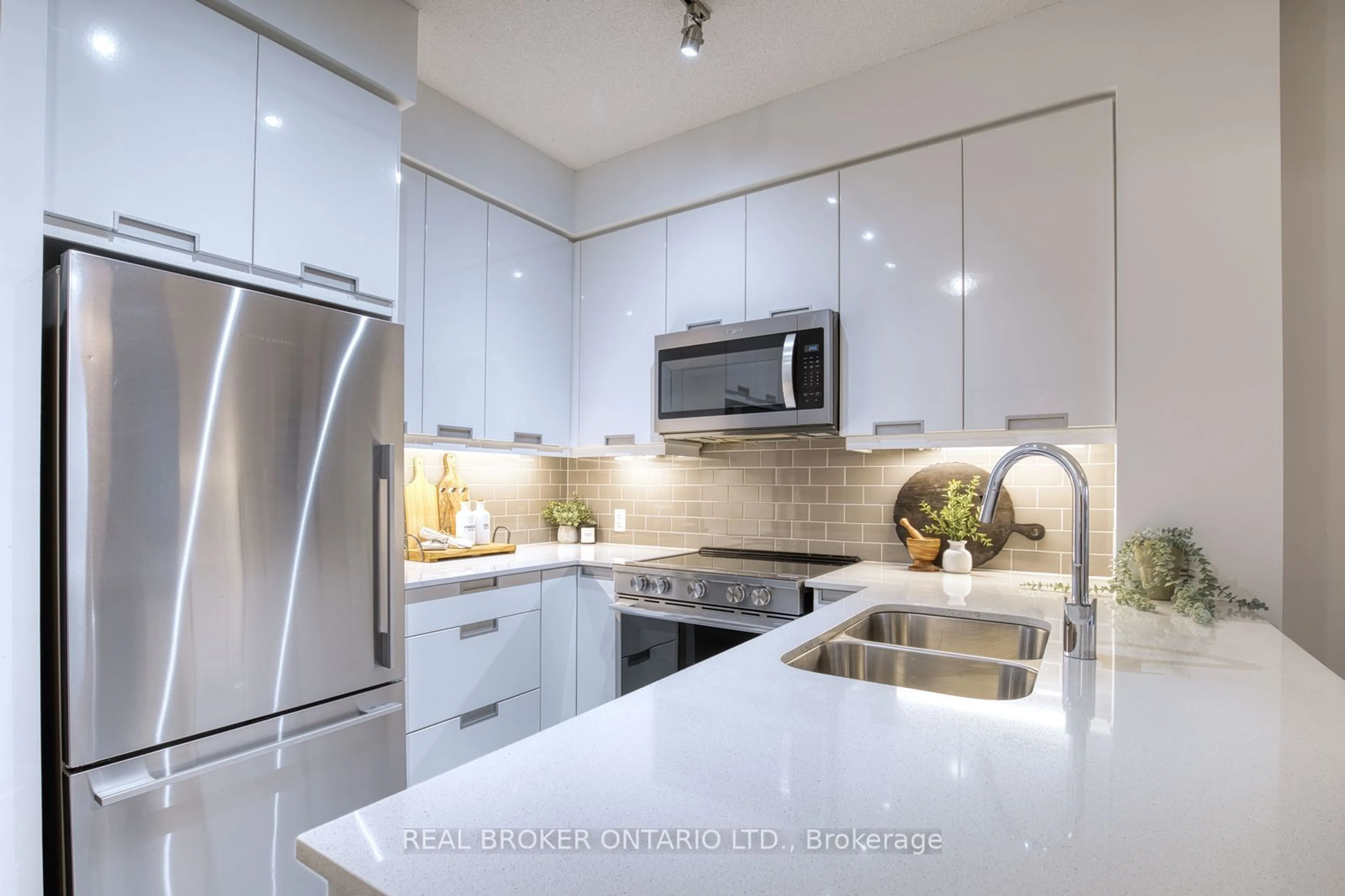 Contemporary kitchen, ceramic floors, mountain for 65 Watergarden Dr #1007, Mississauga Ontario L5R 0G9