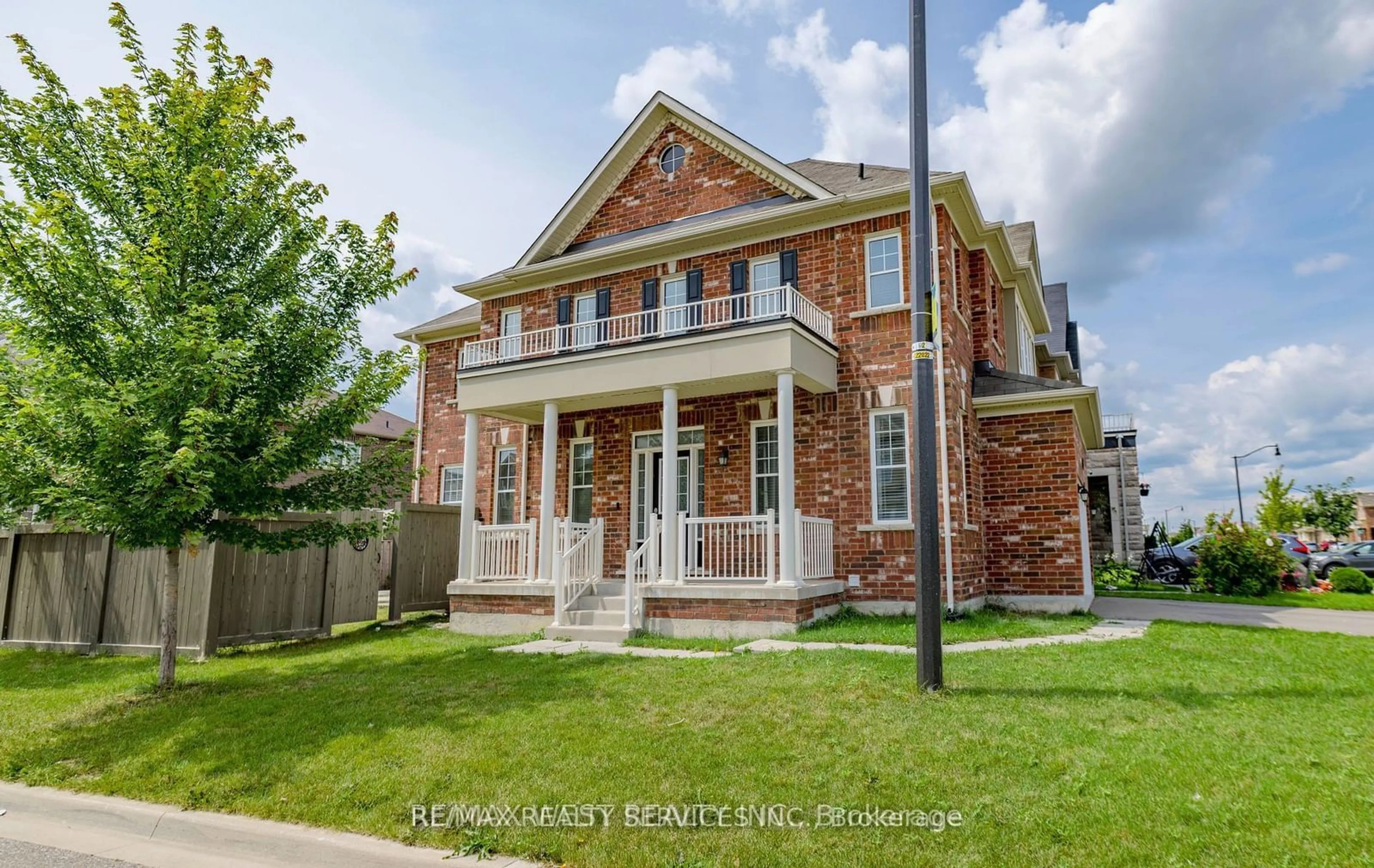 Home with brick exterior material for 2 Redfern St, Brampton Ontario L7A 4T7