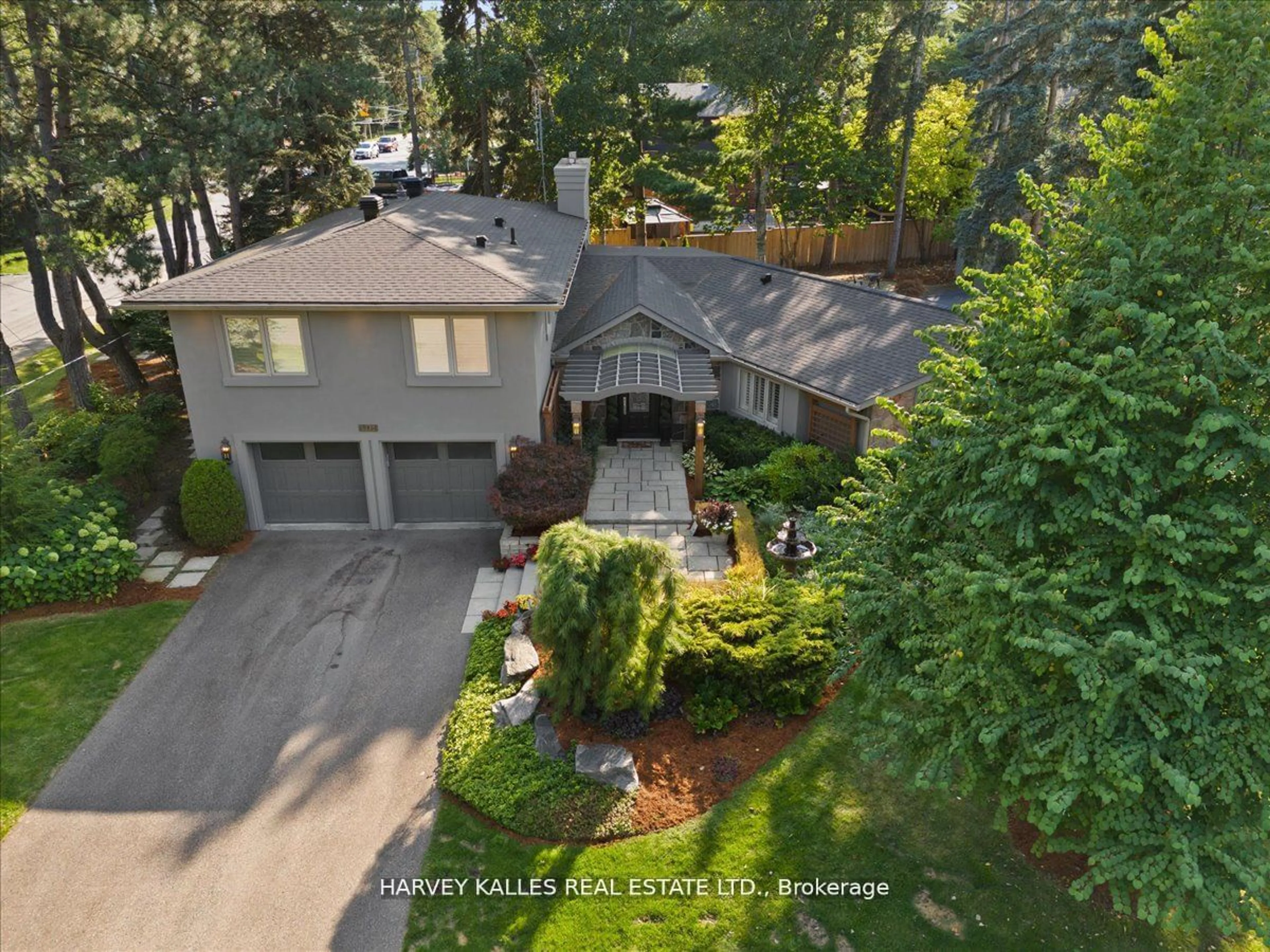 Frontside or backside of a home, the street view for 1332 Nocturne Crt, Mississauga Ontario L5H 2L8