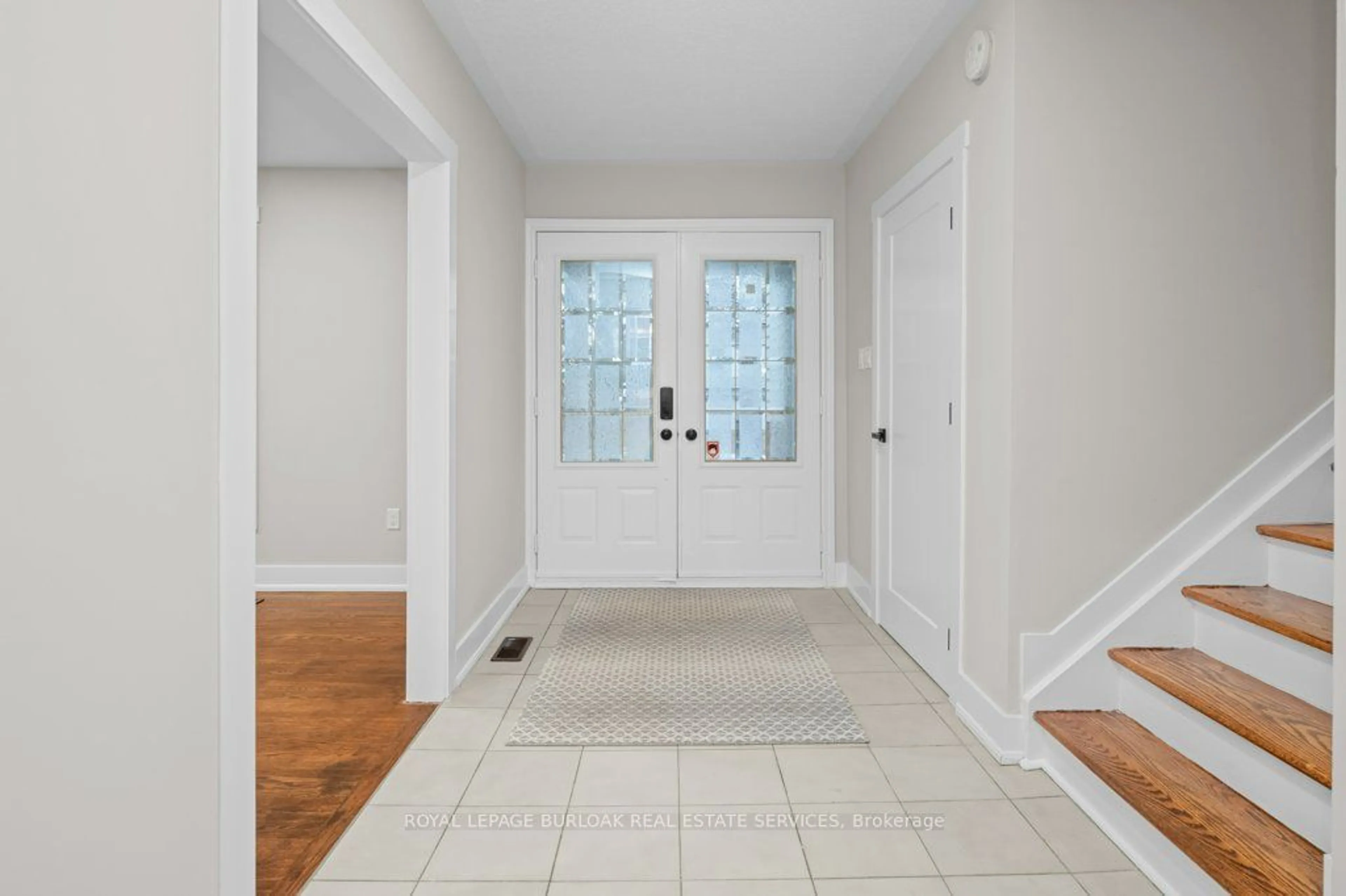 Indoor entryway, wood floors for 345 Rankin Dr, Burlington Ontario L7N 2B2