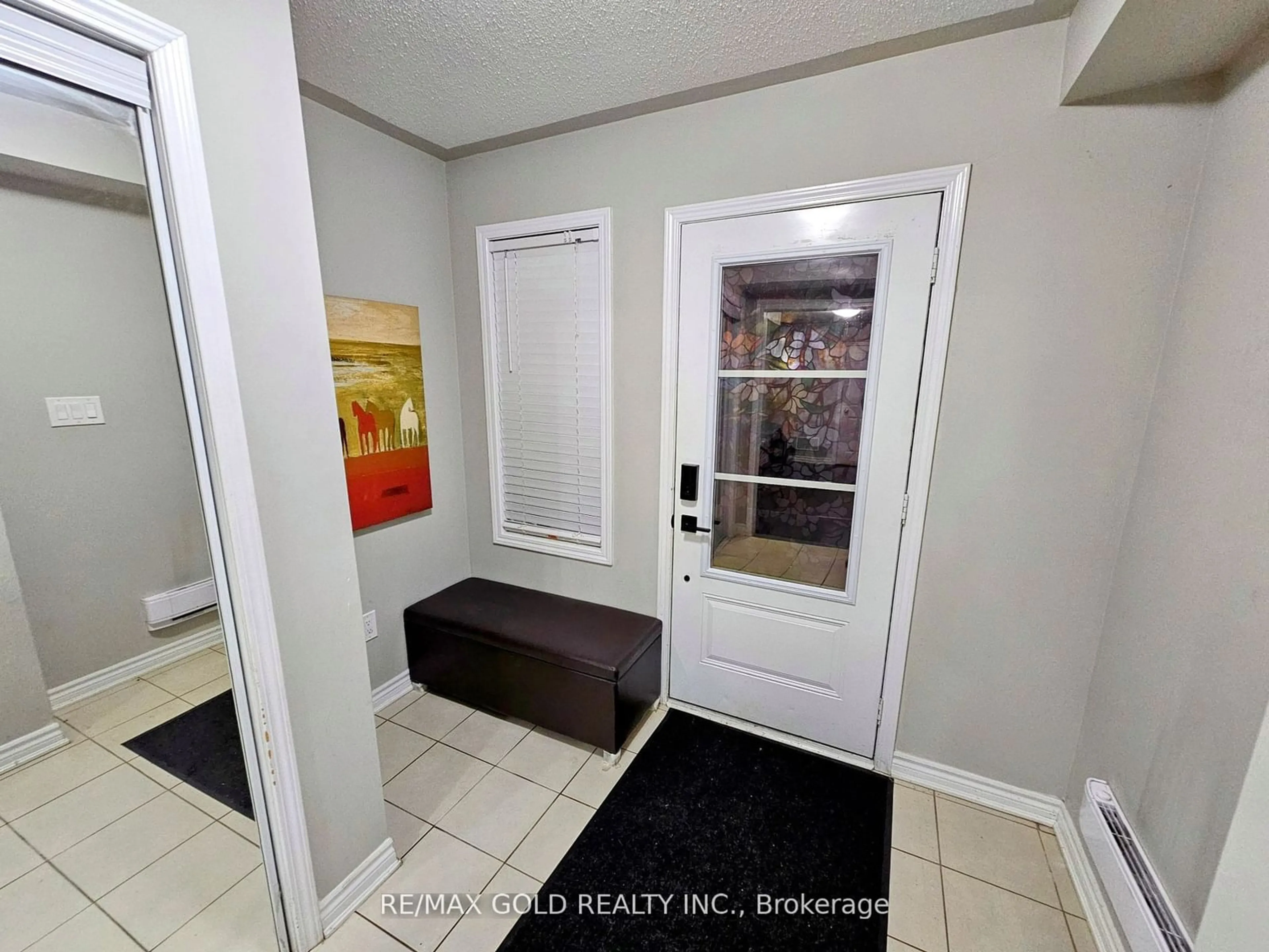 Indoor entryway, wood floors for 94 Baycliffe Cres, Brampton Ontario L7A 3Z4