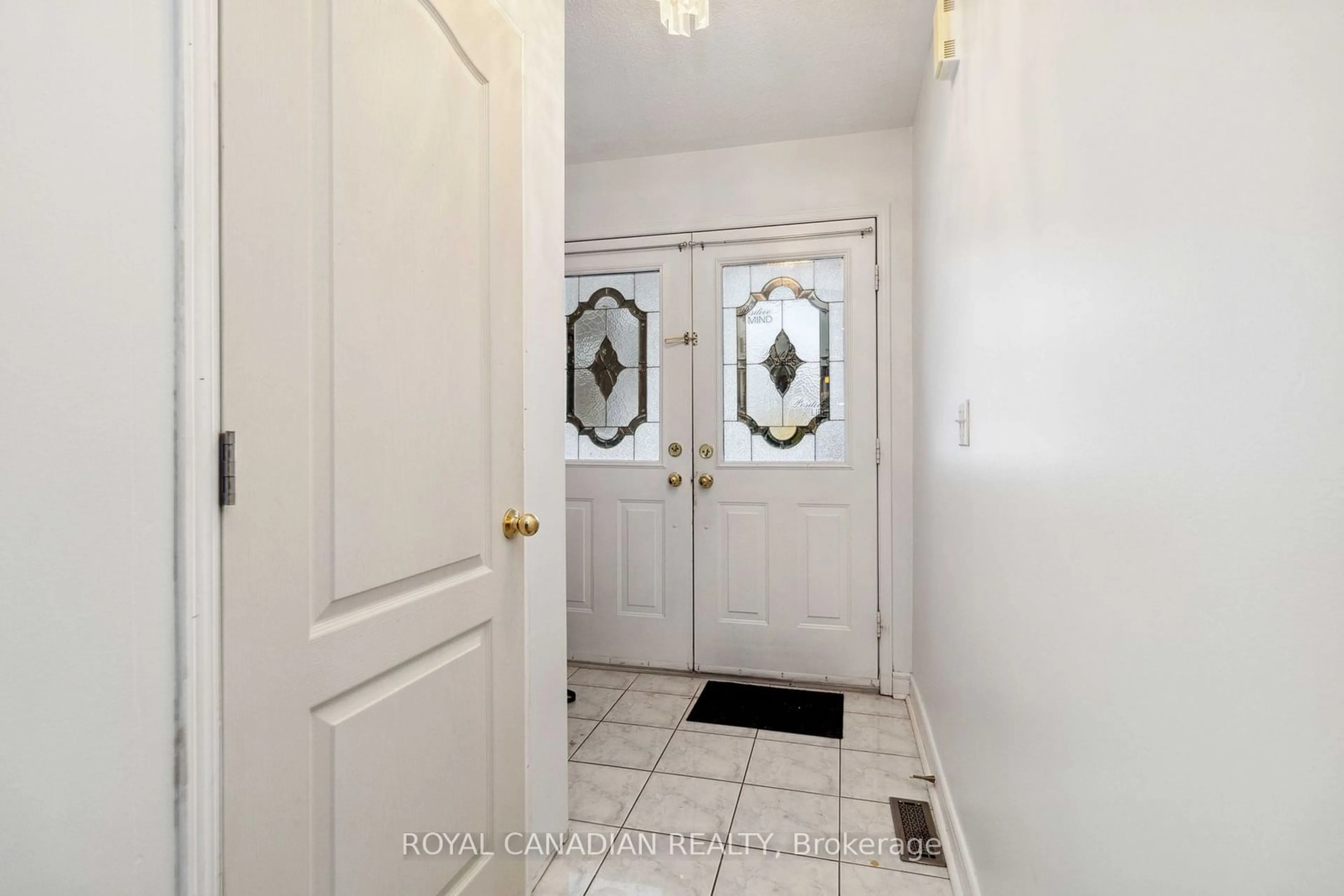 Indoor entryway, not visible floor for 1230 Prestonwood Cres, Mississauga Ontario L5V 2V3