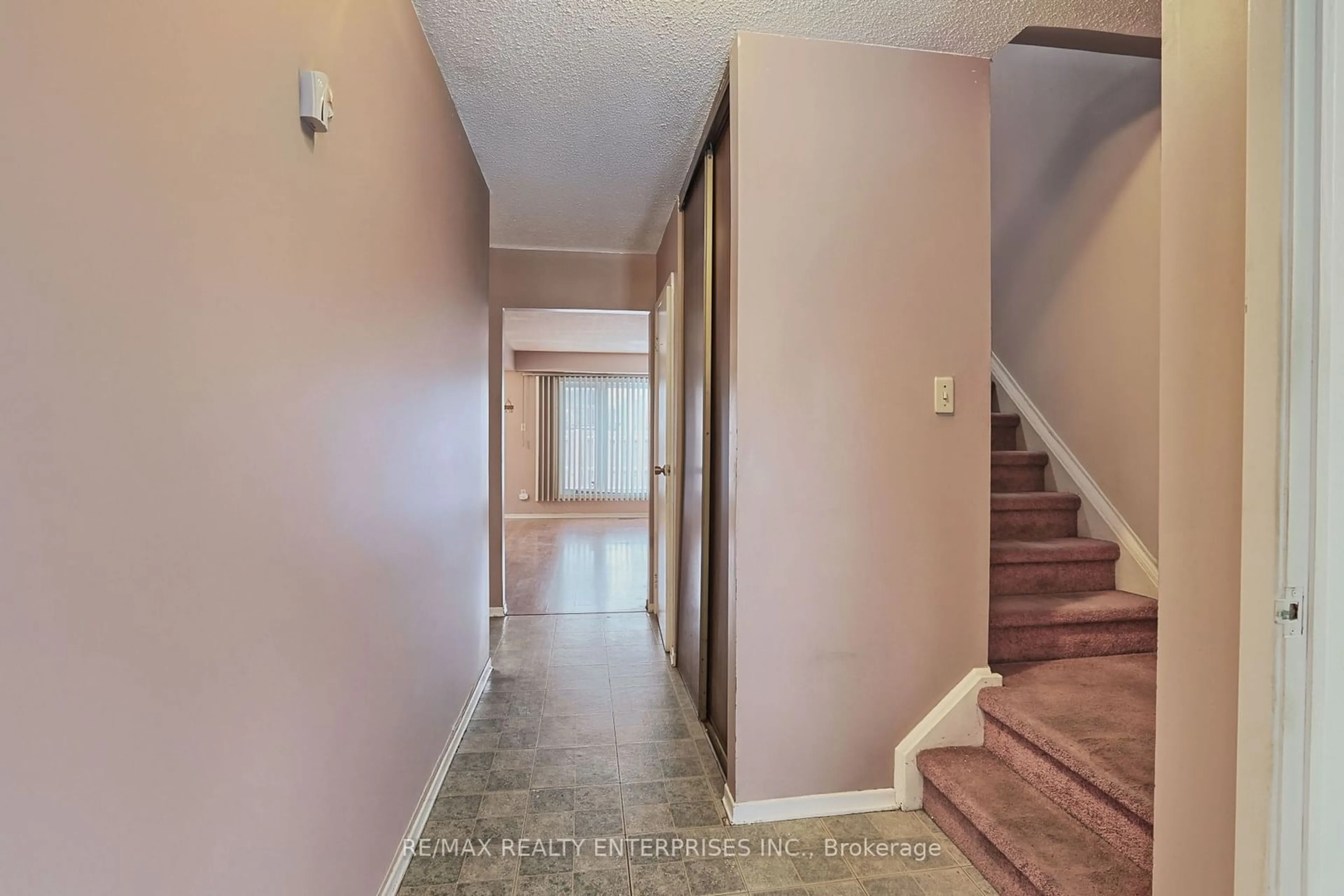 Indoor foyer, cement floor for 13 Carisbrooke Crt, Brampton Ontario L6S 3K1