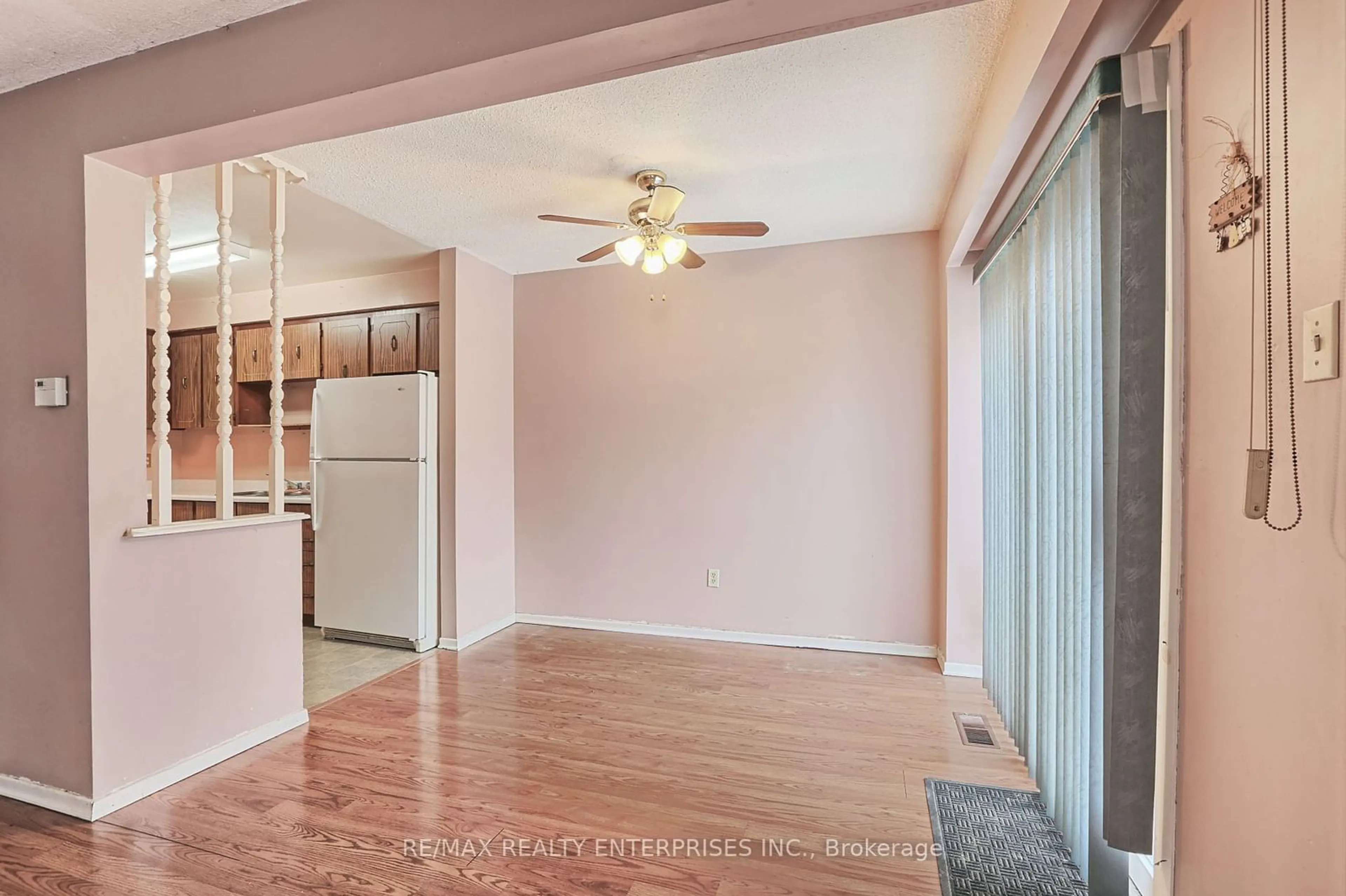 A pic of a room, wood floors for 13 Carisbrooke Crt, Brampton Ontario L6S 3K1