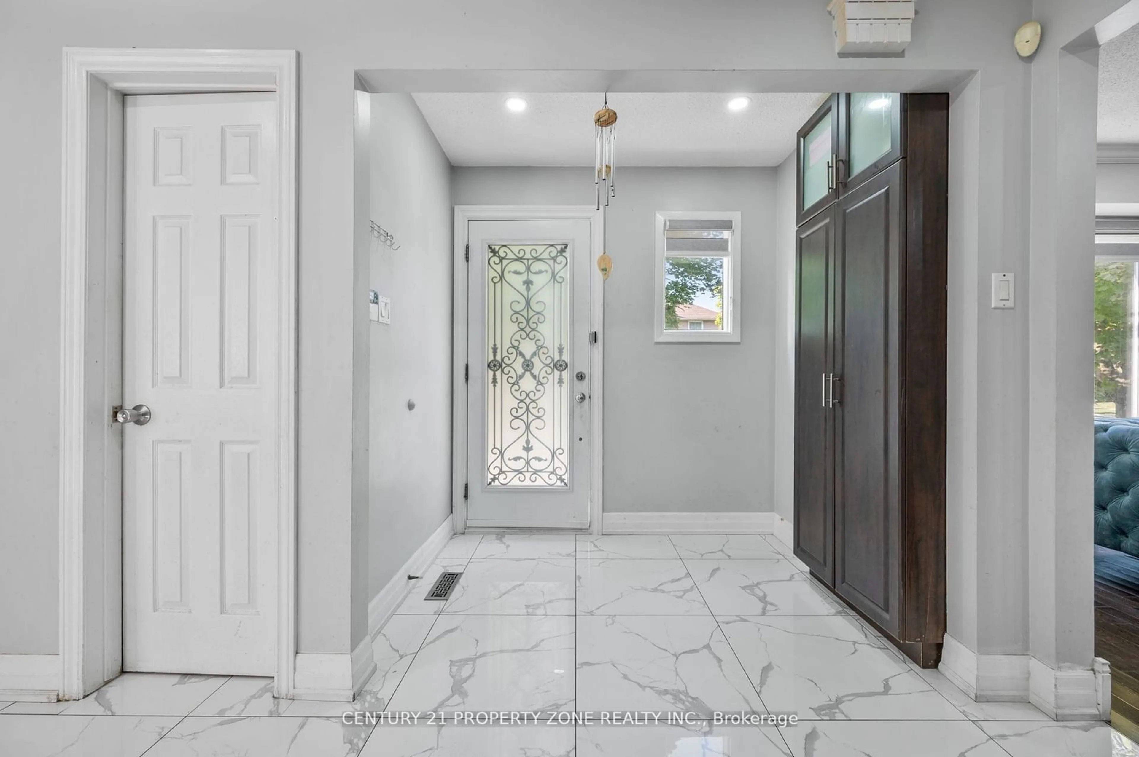 Indoor entryway, ceramic floors for 11 Corona Gate, Brampton Ontario L6Y 3N4