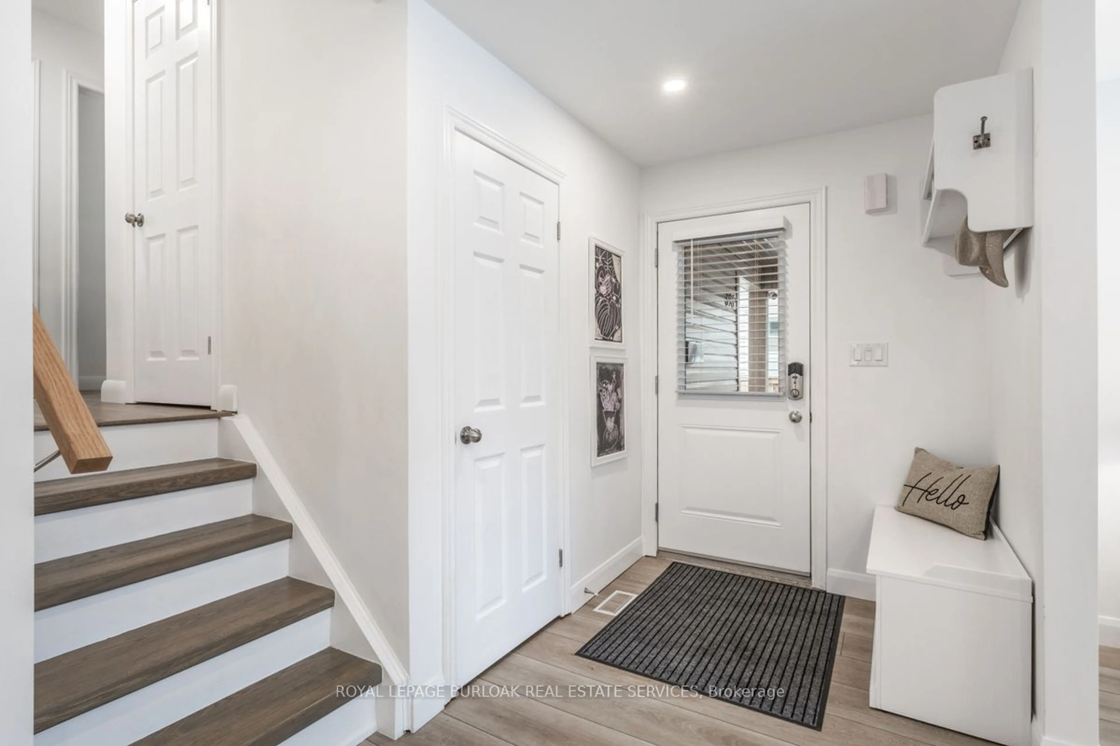 Indoor entryway, wood floors for 596 Thornwood Ave, Burlington Ontario L7N 3B8