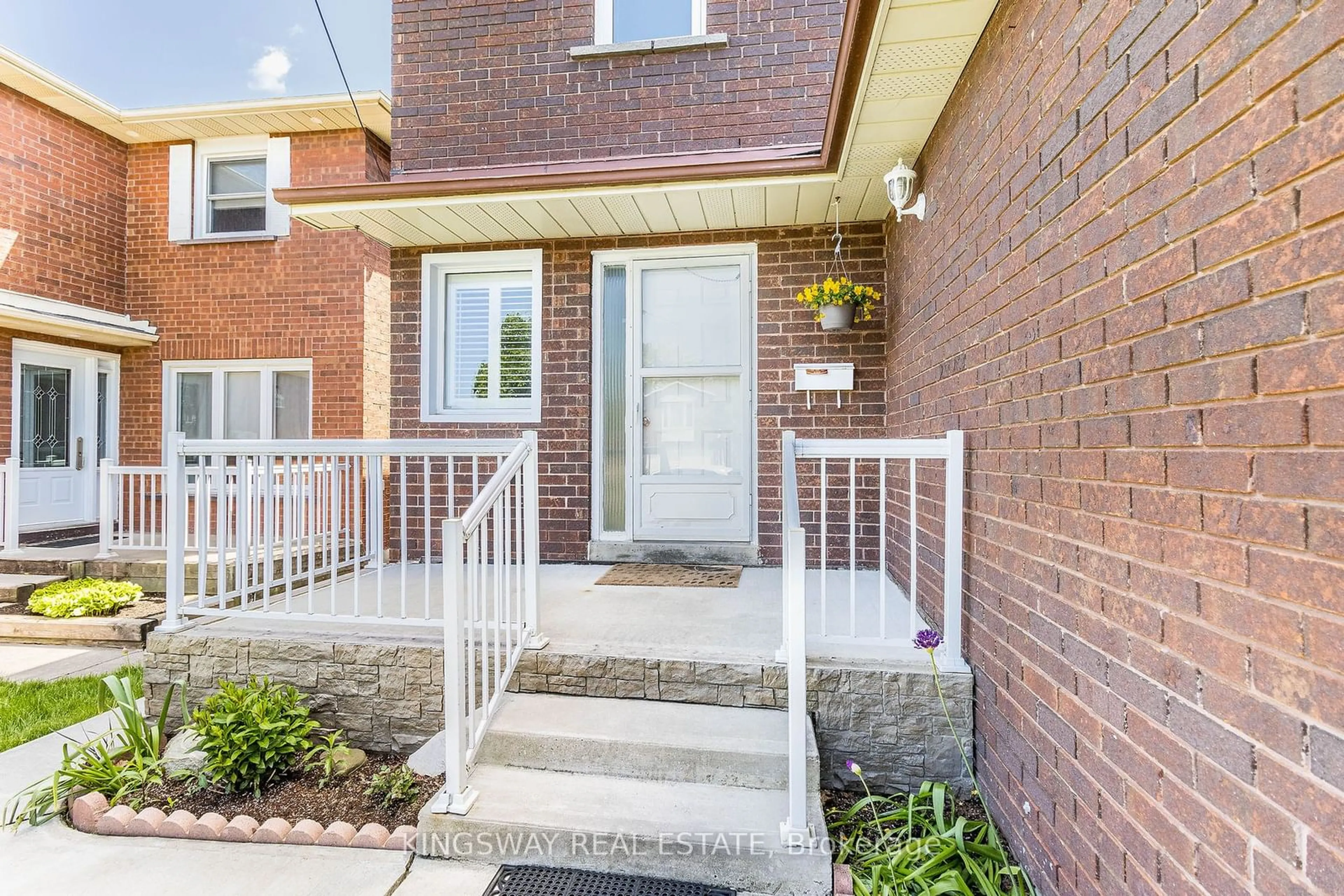 Home with brick exterior material for 21 Tralee St, Brampton Ontario L6Z 2Z6