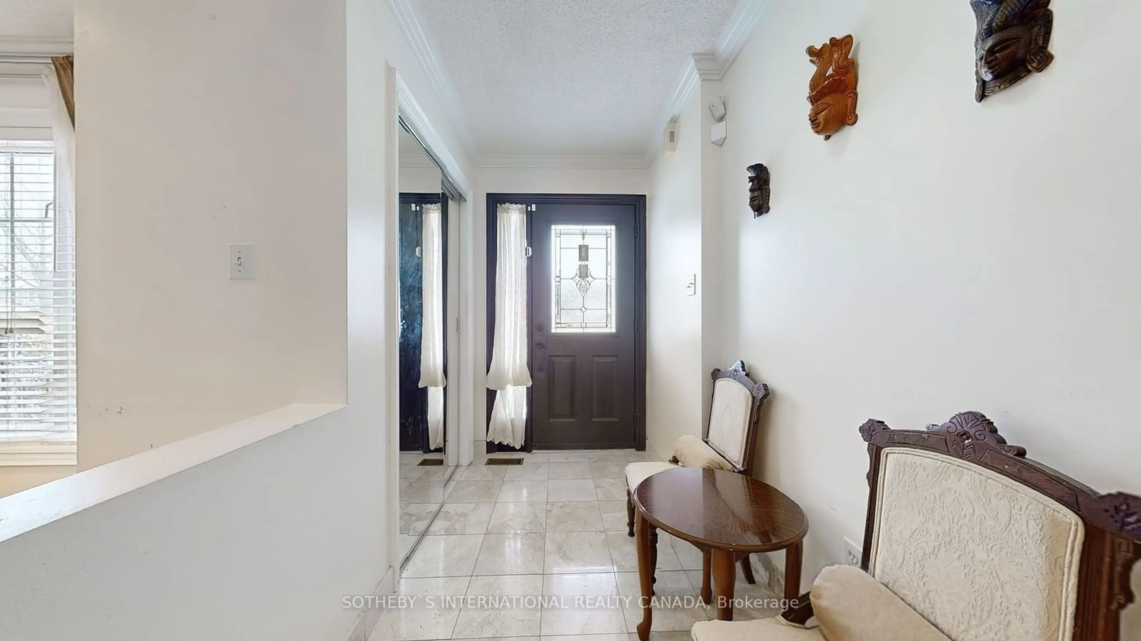 Indoor foyer, wood floors for 19 Hollowgrove Blvd, Brampton Ontario L6P 1B1