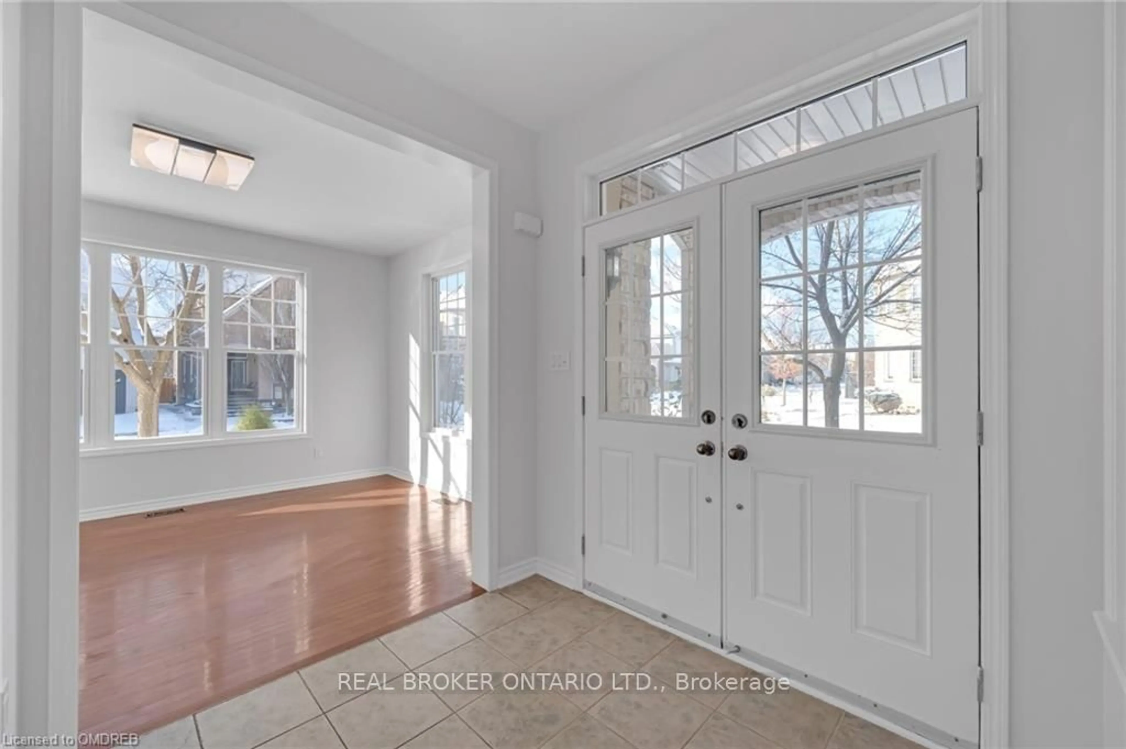 Indoor entryway, wood floors for 2390 Calloway Dr, Oakville Ontario L6M 0C1