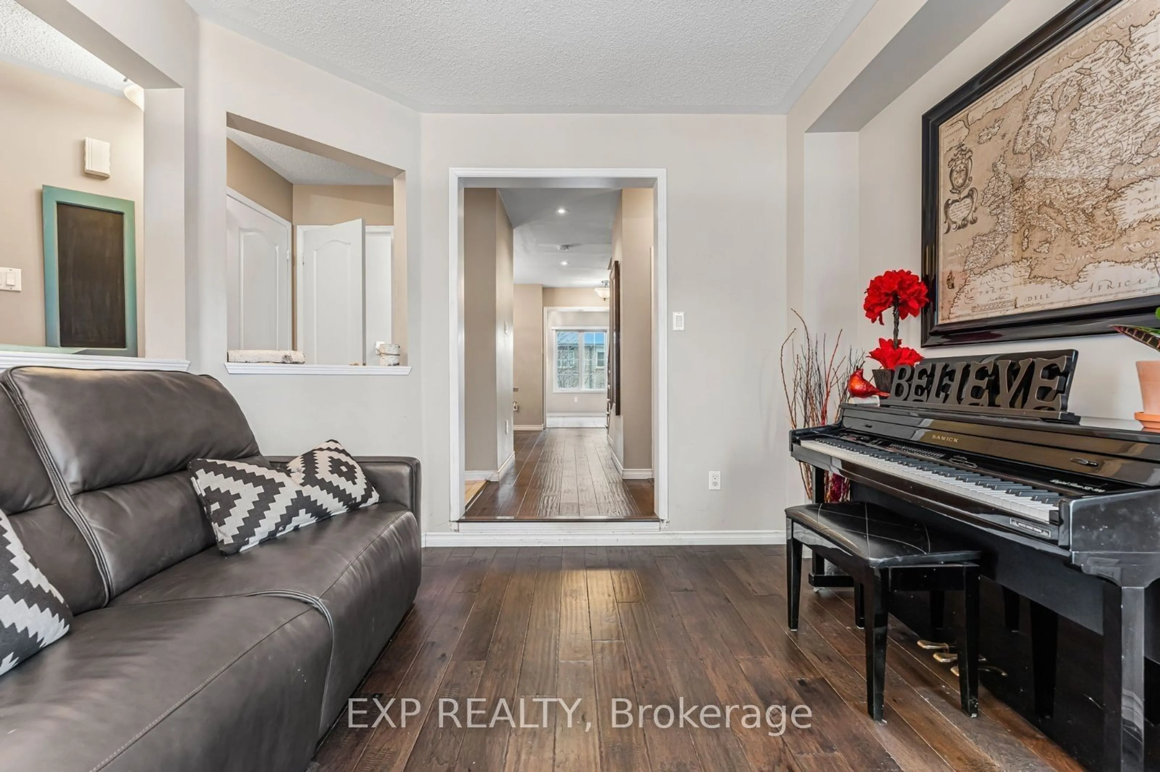 Indoor entryway, wood floors for 2407 Bankside Dr, Mississauga Ontario L5M 6E6