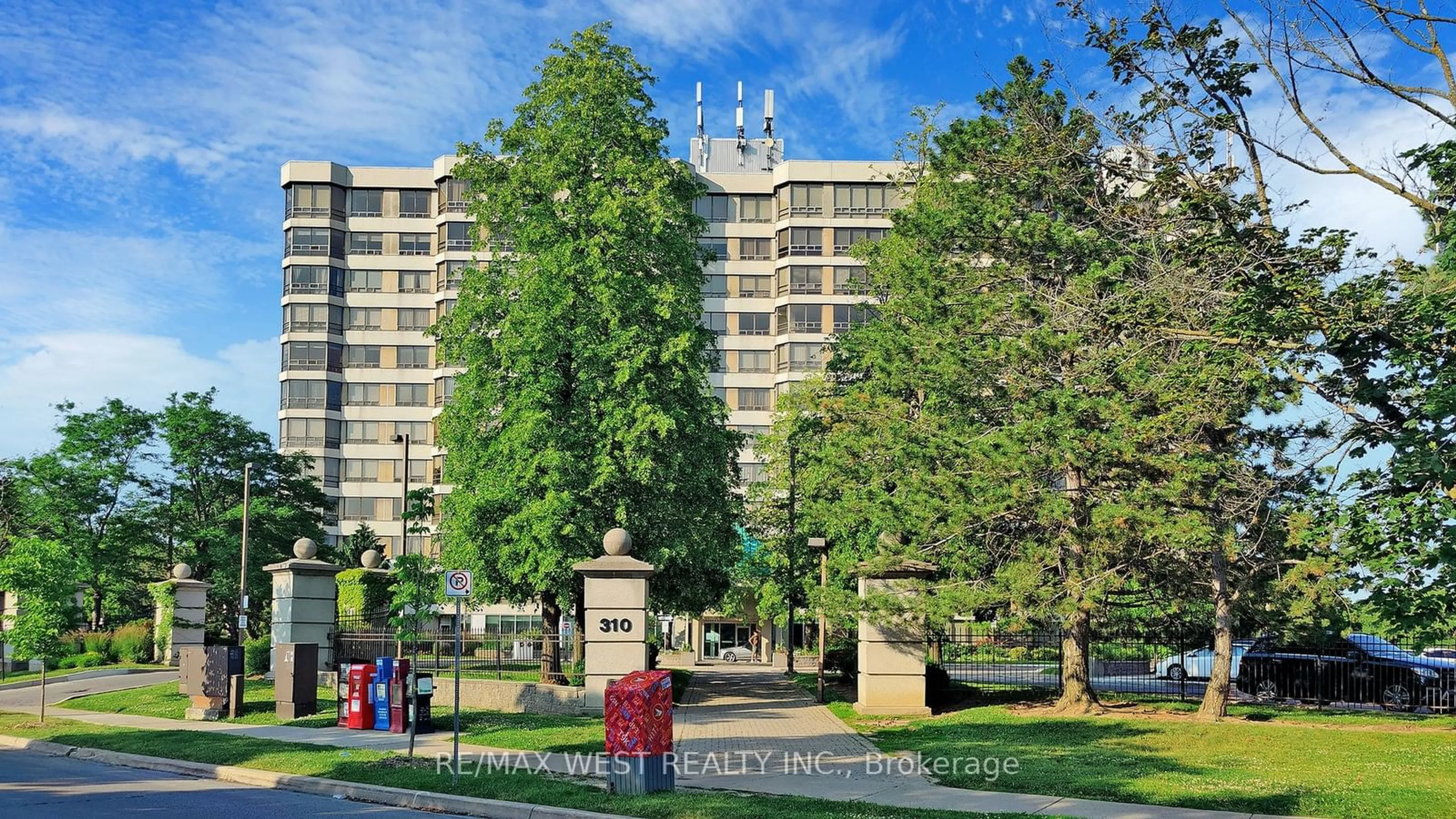 A pic from exterior of the house or condo, the front or back of building for 310 Mill St ##1009, Brampton Ontario L6Y 3B1