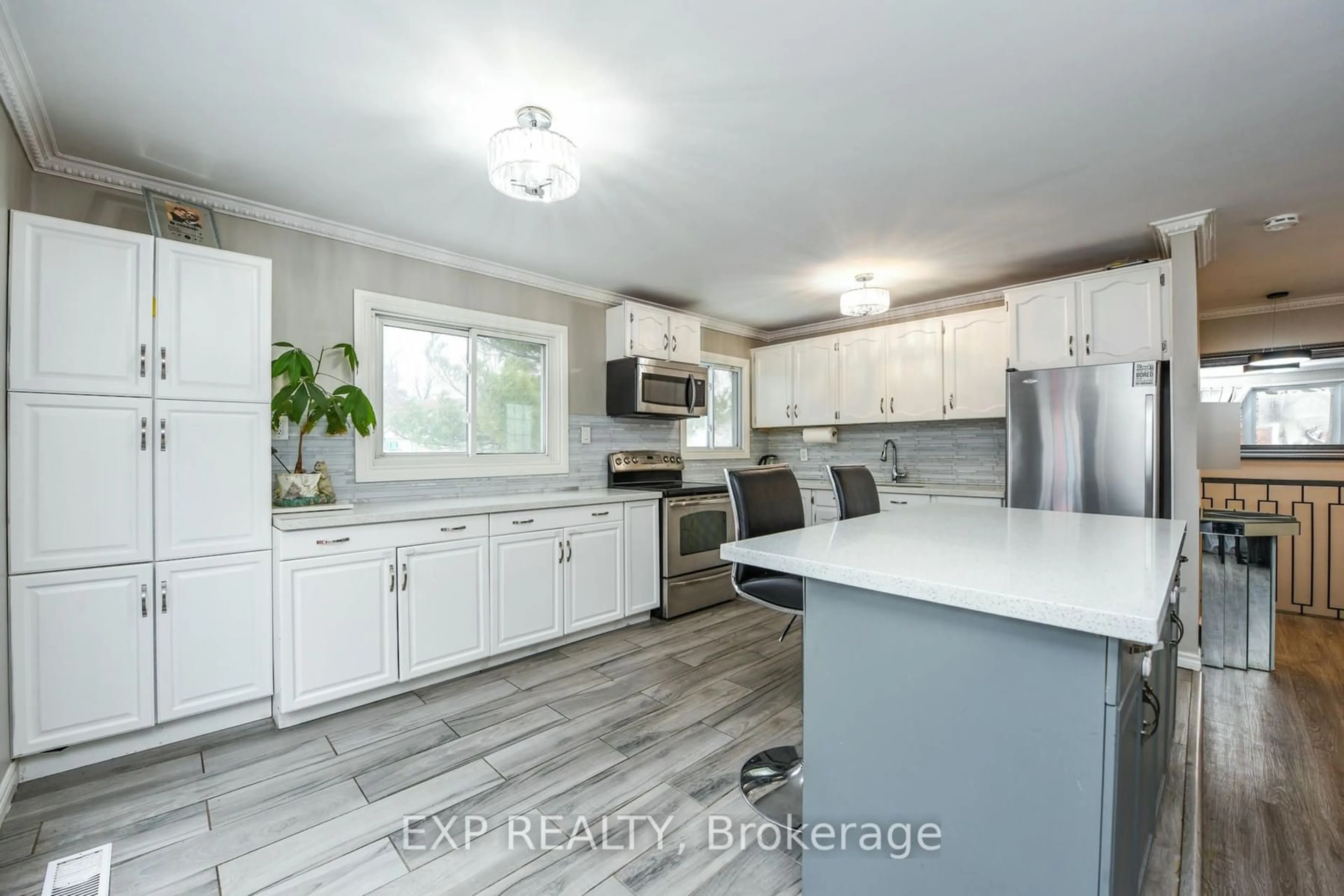 Open concept kitchen for 27 Huntington Crt, Brampton Ontario L6S 1S4