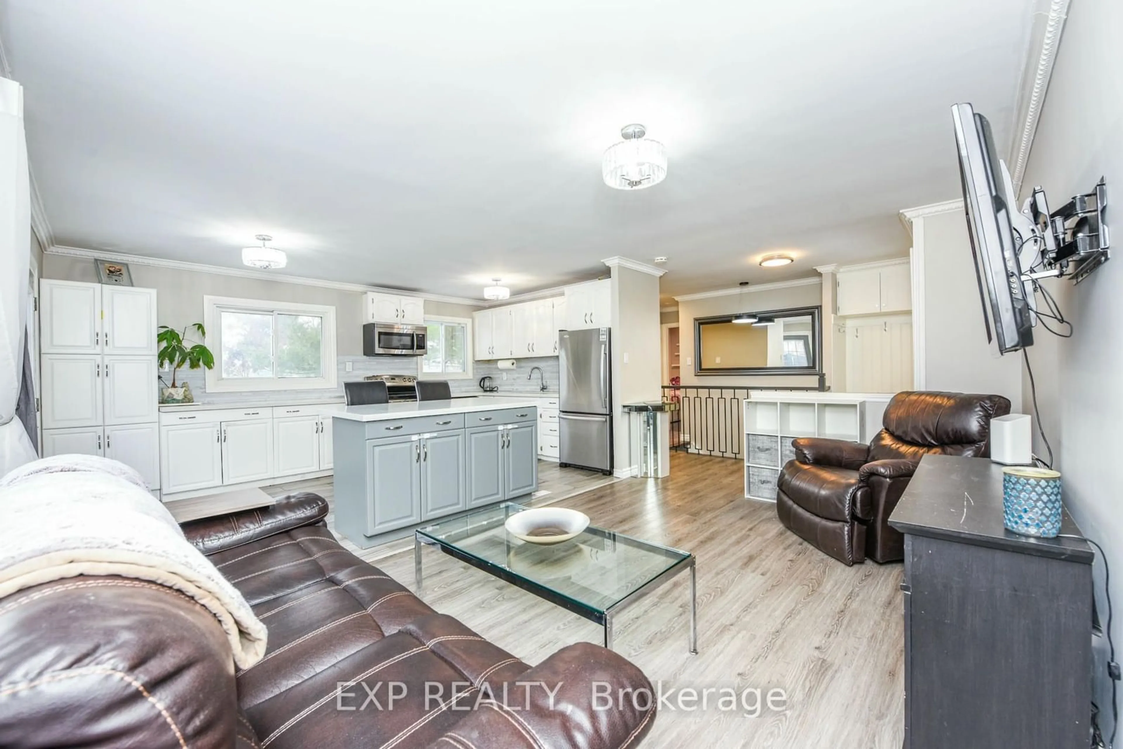 Open concept kitchen for 27 Huntington Crt, Brampton Ontario L6S 1S4