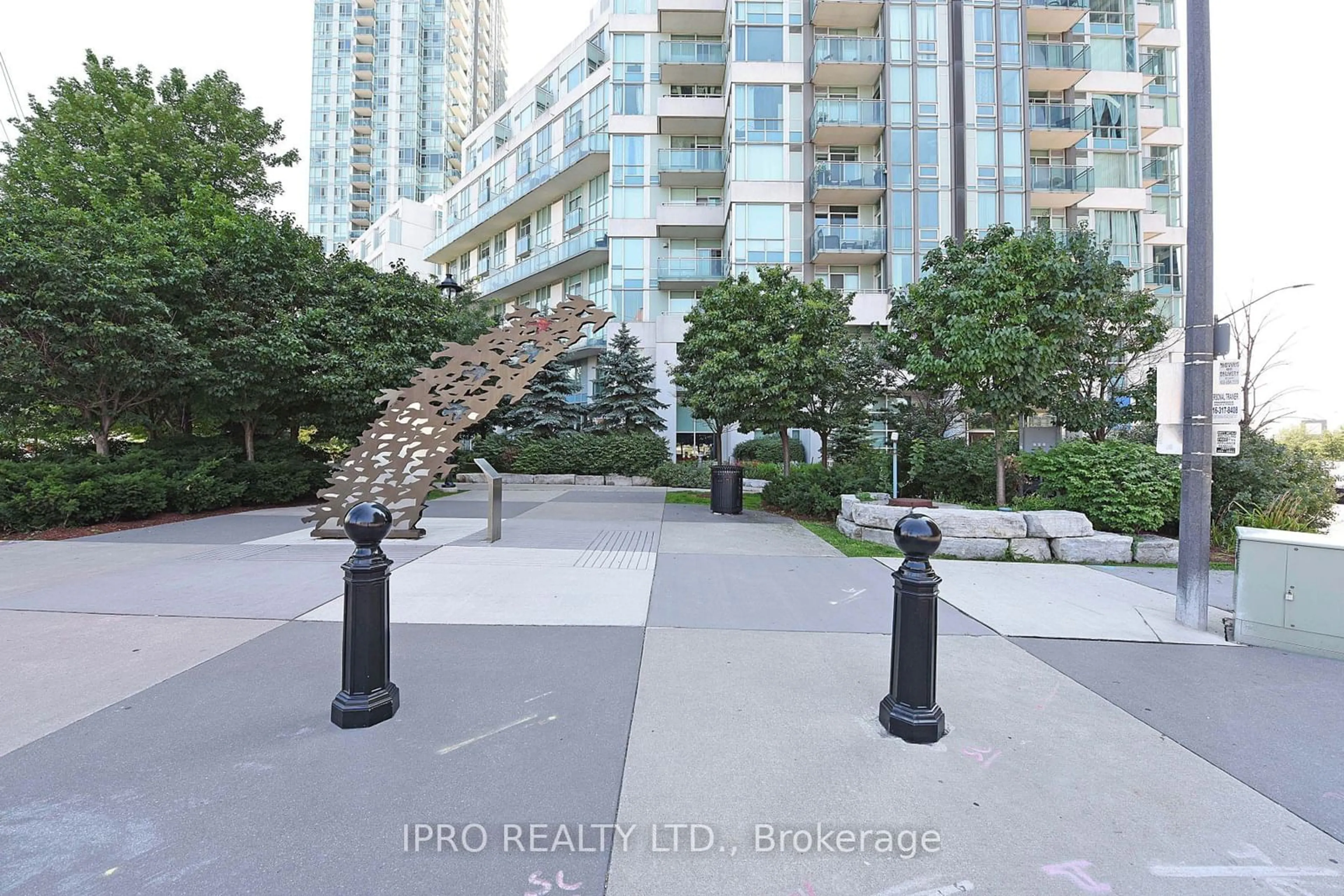 Patio, the street view for 3939 Duke Of York Blvd #513, Mississauga Ontario L5B 4N2